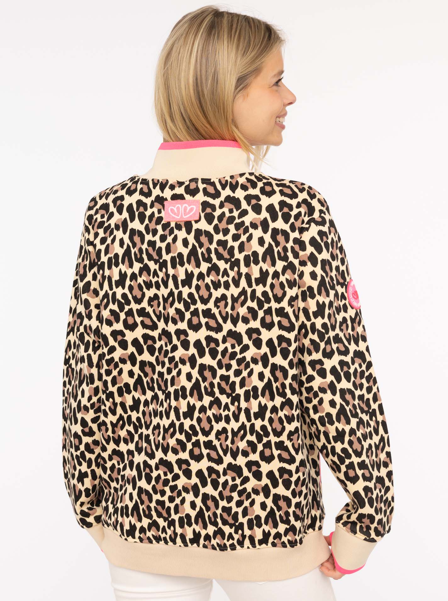 Thumbnail - Zwillingsherz Troyer ""Leo AOP"" mit Stehkragen, Zipper, Eingriffstaschen und Herzapplikation