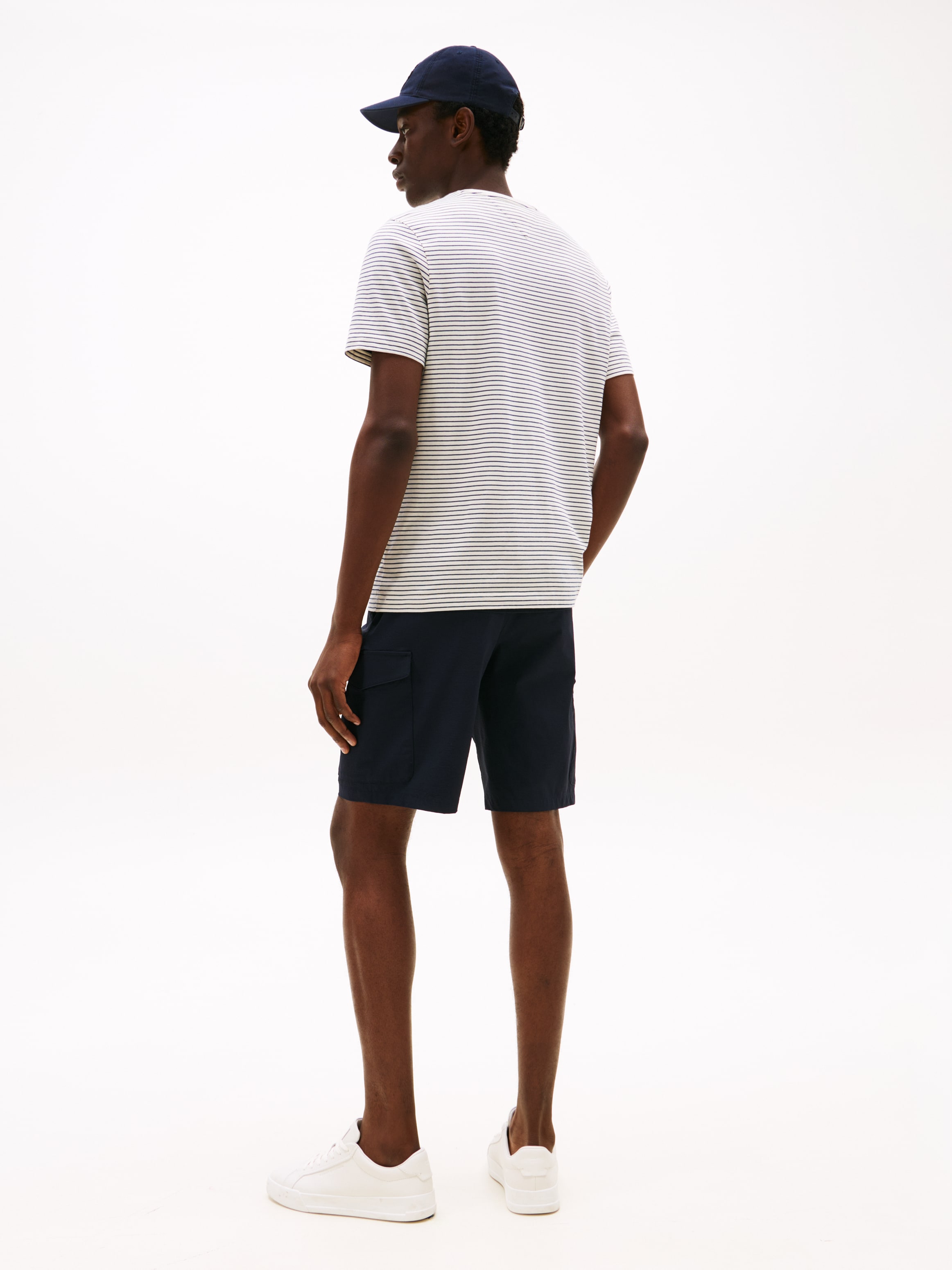Tommy Hilfiger T-Shirt »ESSENTIAL REG FIT SOLID TEE mit Stickerei und Rundhals«, unifarben, casual, regular fit, Baumwolle, Rundhals