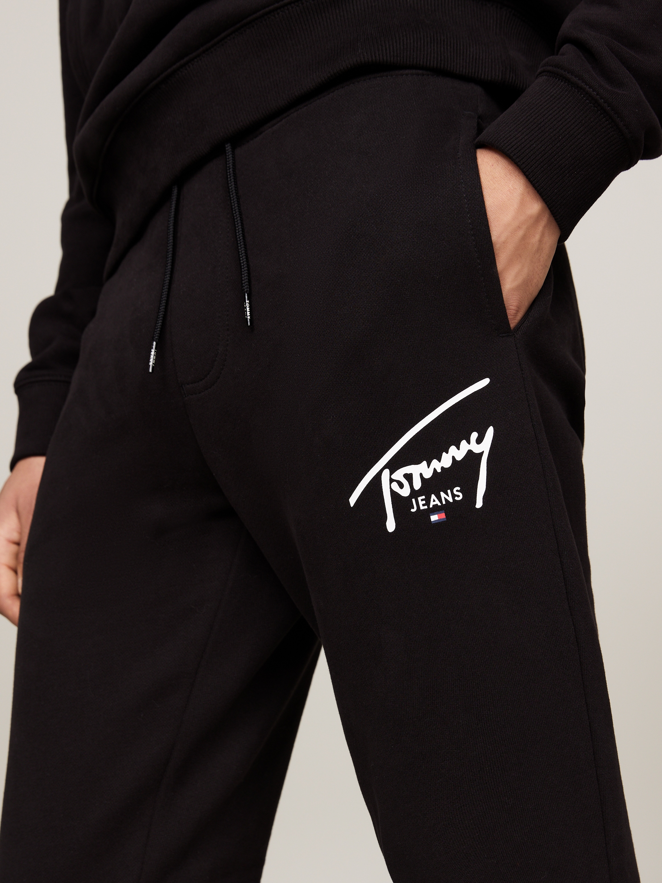 Tommy Jeans Jogginghose »TJM SLIM ENTRY GRAPHIC SWEATPANT«, mit Logoschriftzug