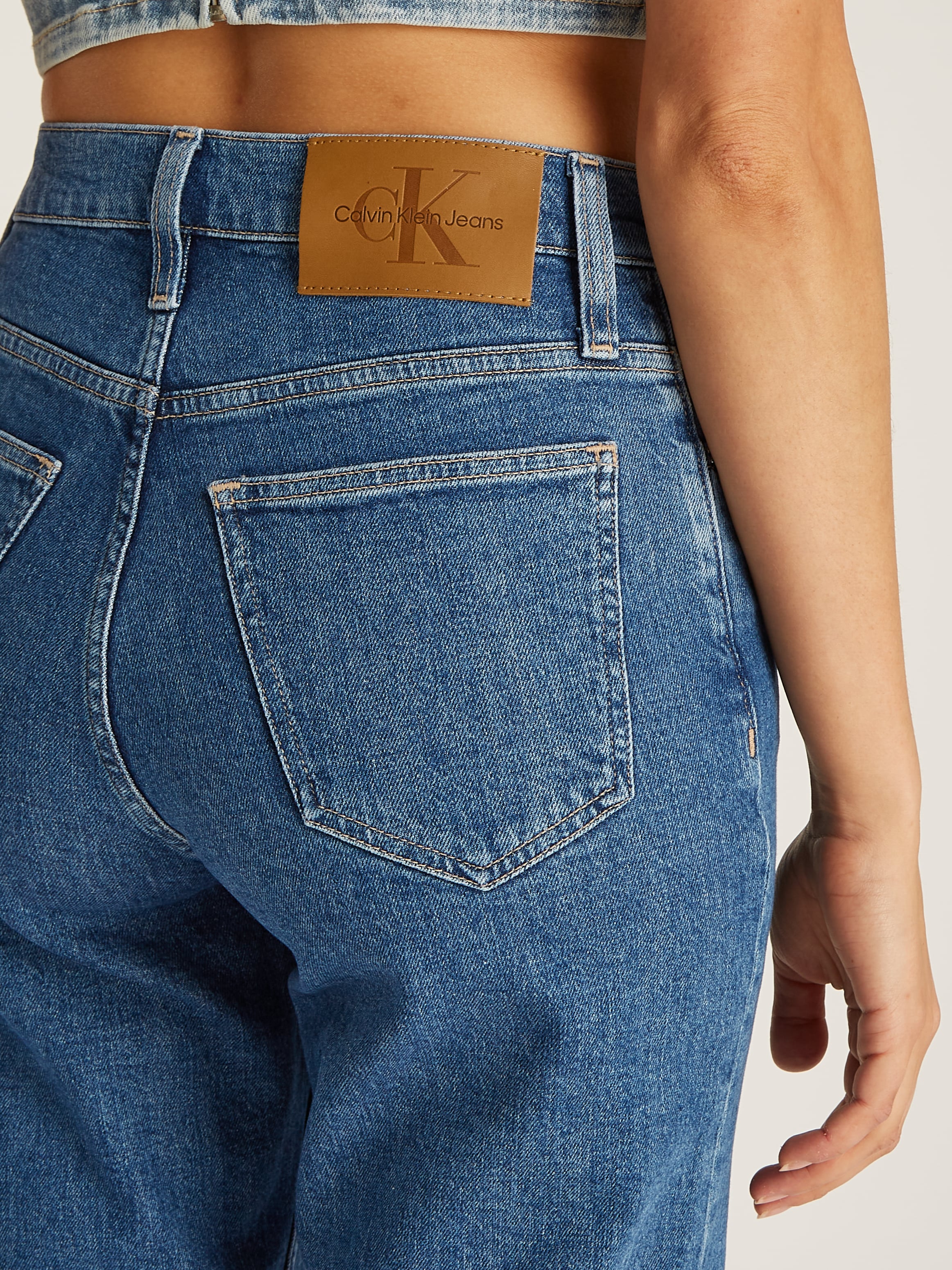 Calvin Klein Jeans Mom-Jeans »MOM JEAN«, mit Logo-Badge