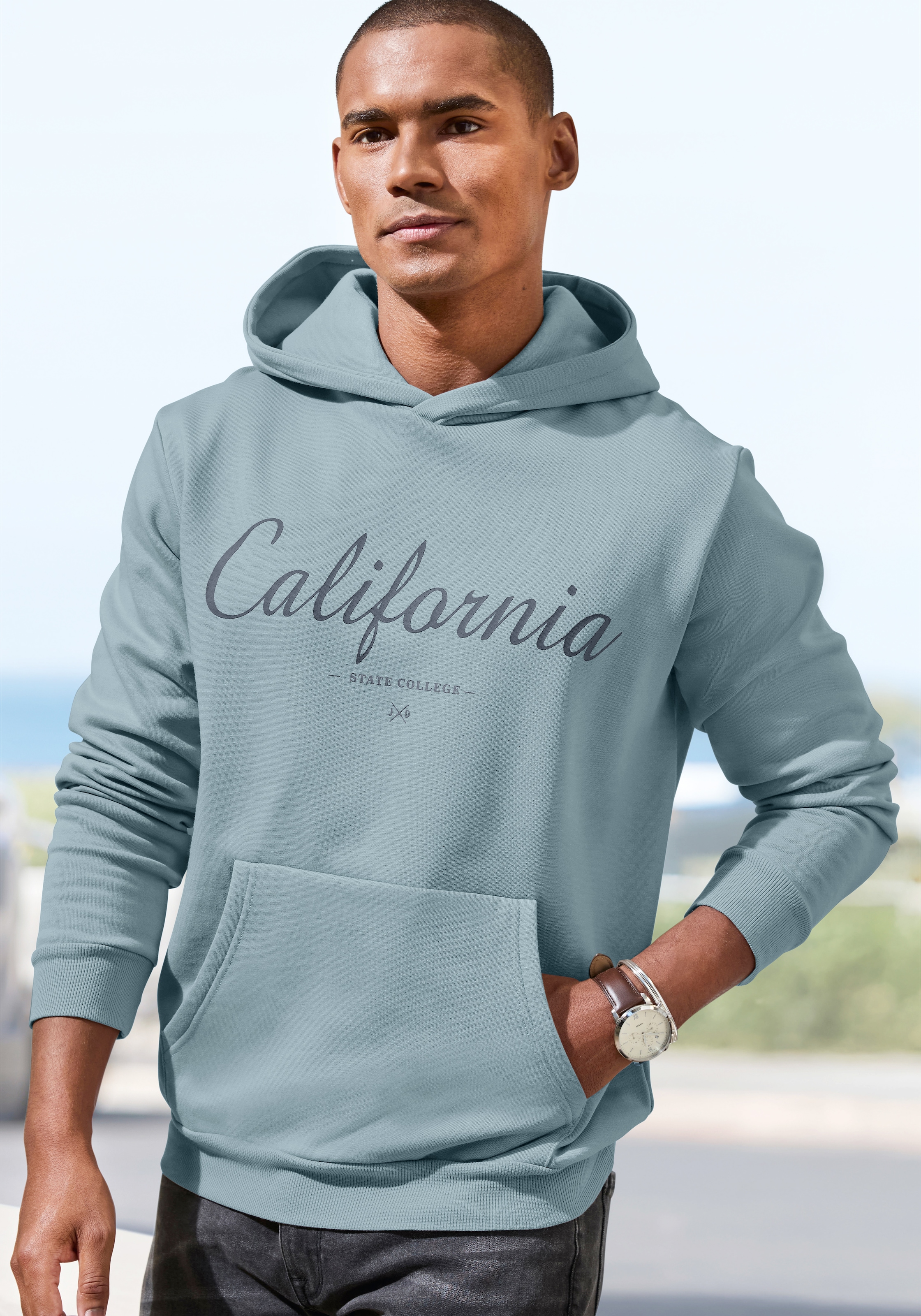 John Devin Hoodie, Sweatshirt mit coolem Druck, aufgesetzter Tasche und Kap günstig online kaufen