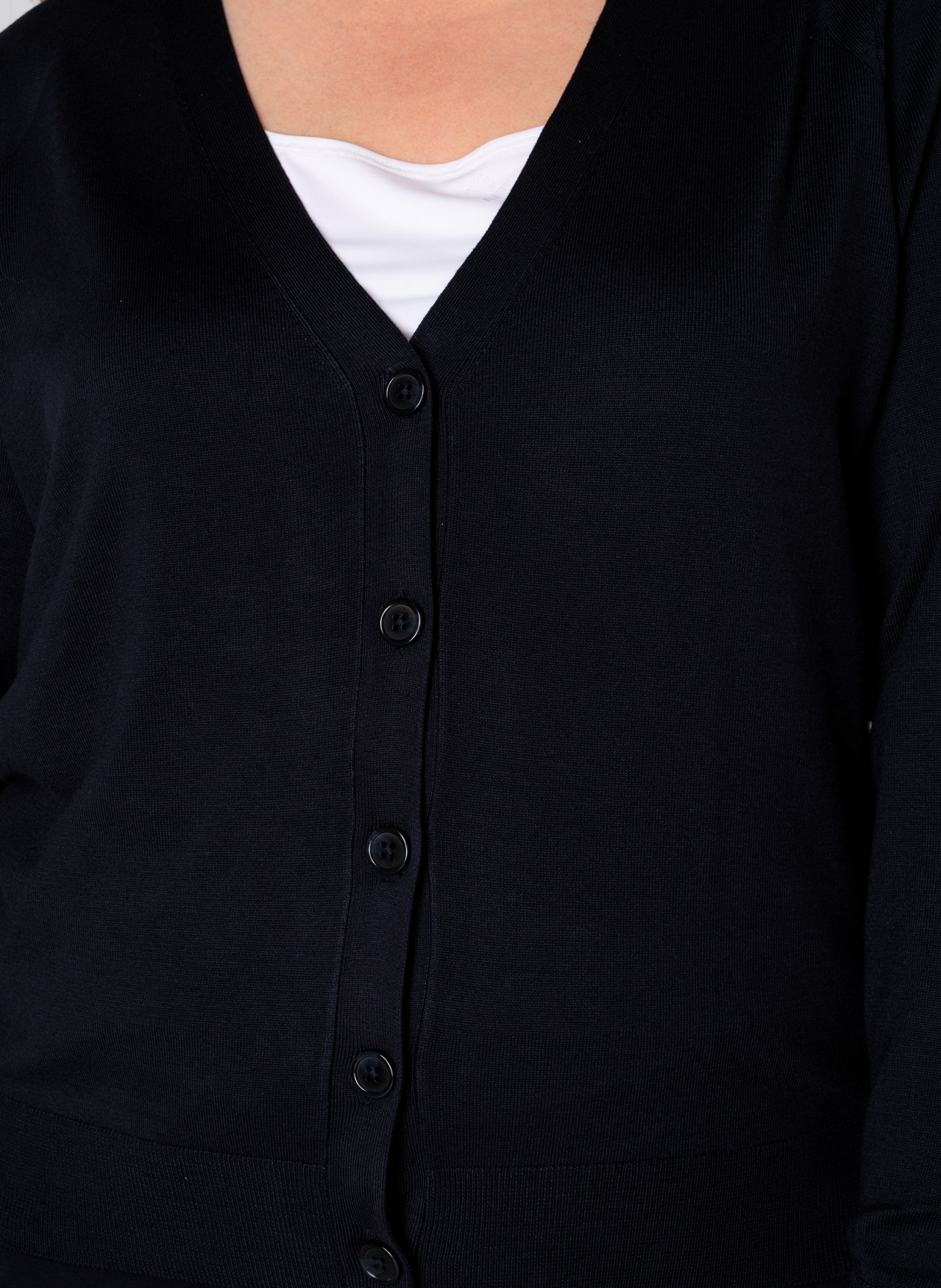 Thumbnail - Base Level Curvy Cardigan "BAS-YVONNE" mit V-Ausschnitt und Knopfleiste