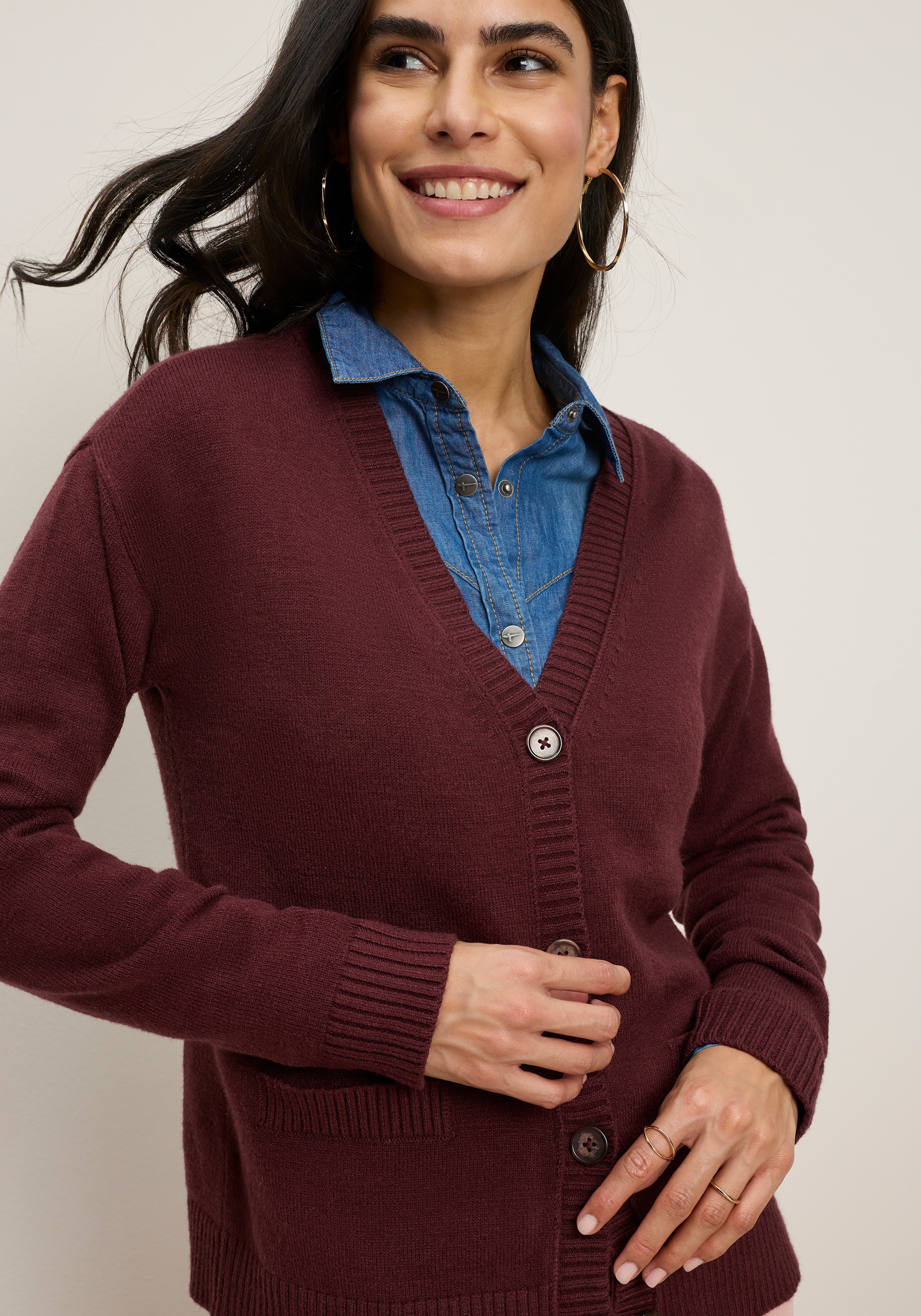 Tamaris Strickjacke »mit kurzem Schnitt, aus elastischem Strickmaterial« mit Knopfleiste
