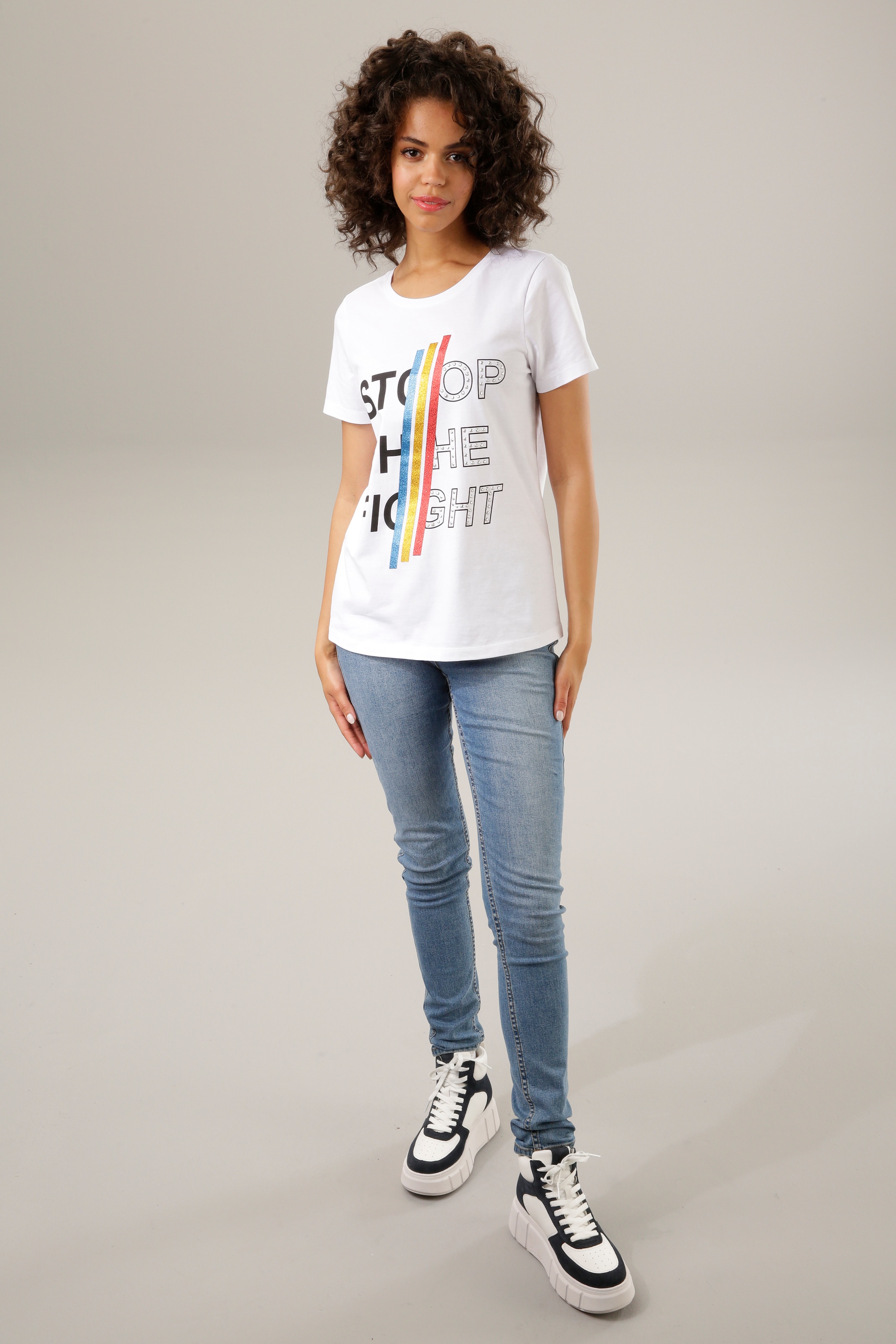Aniston CASUAL Print-Shirt, mit bunten Nieten | - KOLLEKTION Glitzerstreifen, und bestellen NEUE BAUR Schriftzug für
