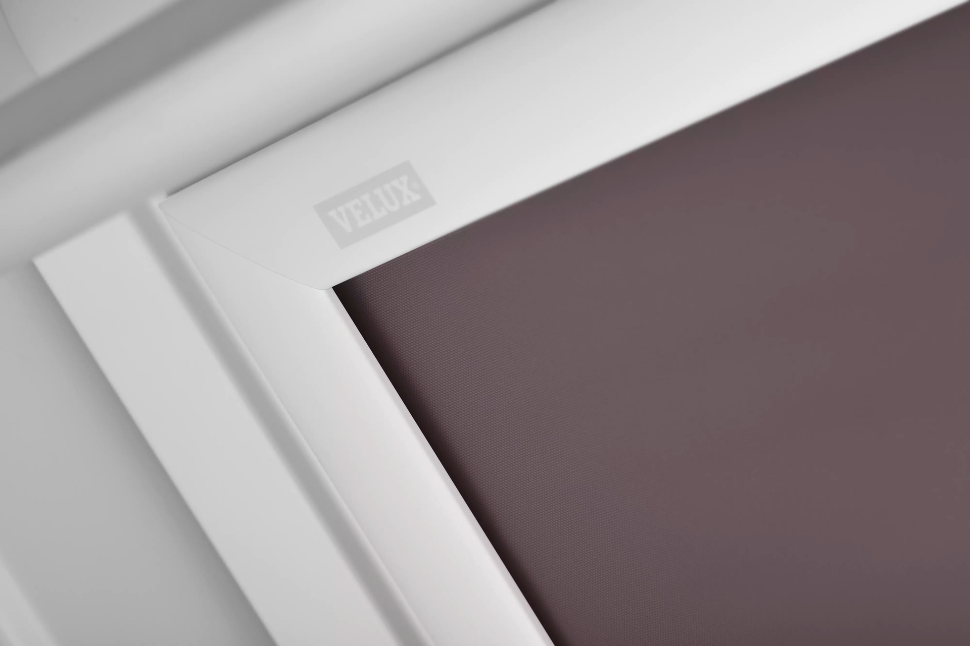 VELUX Verdunklungsrollo »DKL 4577SWL, Farbe: taupe«, verdunkelnd, ohne Bohren, in Führungsschienen, weiße Führungsschienen & Griffleiste