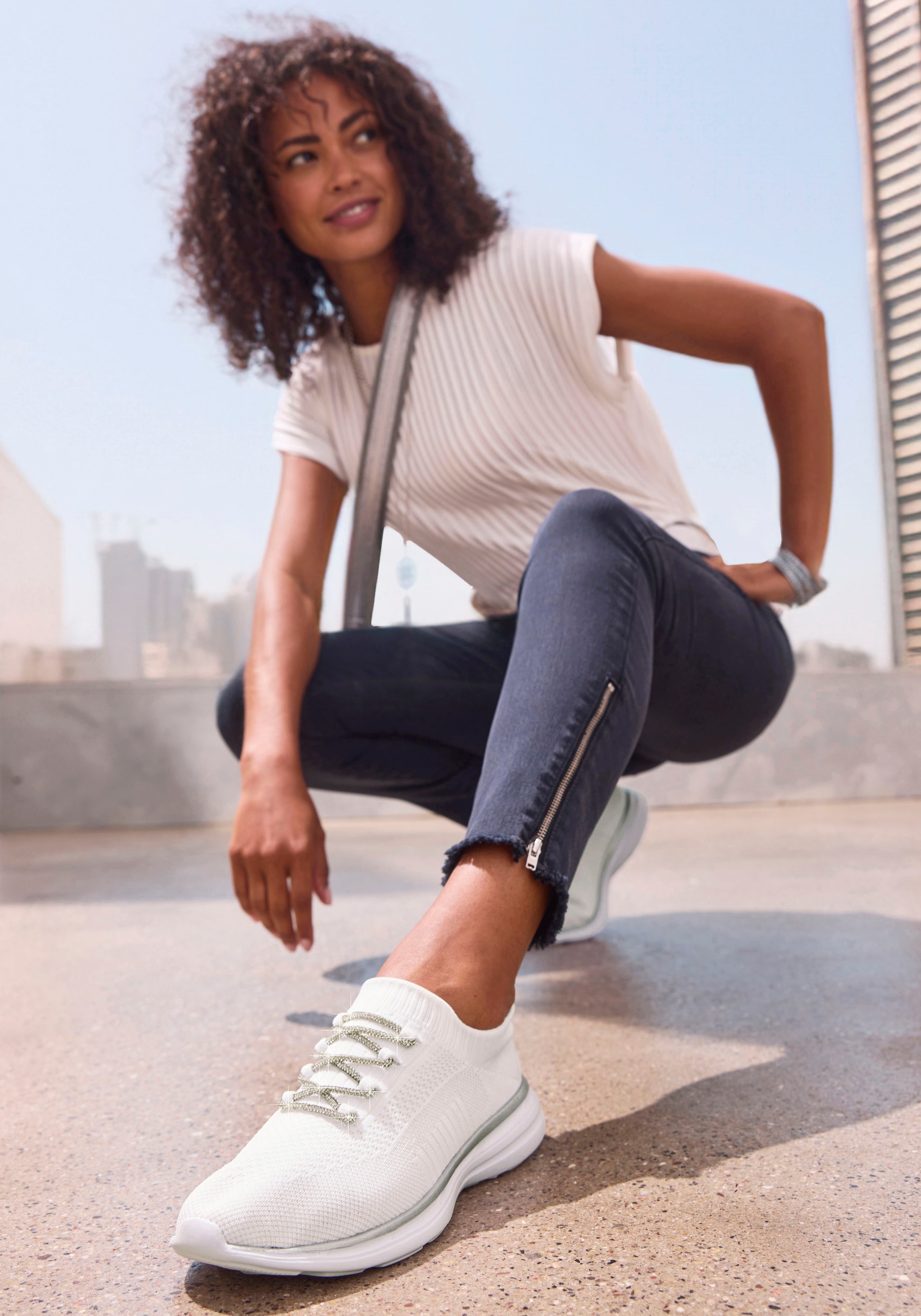 LASCANA Sneaker, mit modischer Glitzerschnürung VEGAN