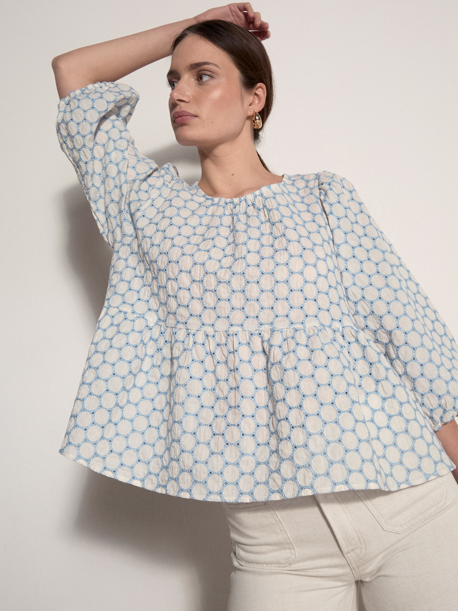 Apricot Druckbluse »Top mit Peplum-Saum und Kreisstickerei« Stickerei