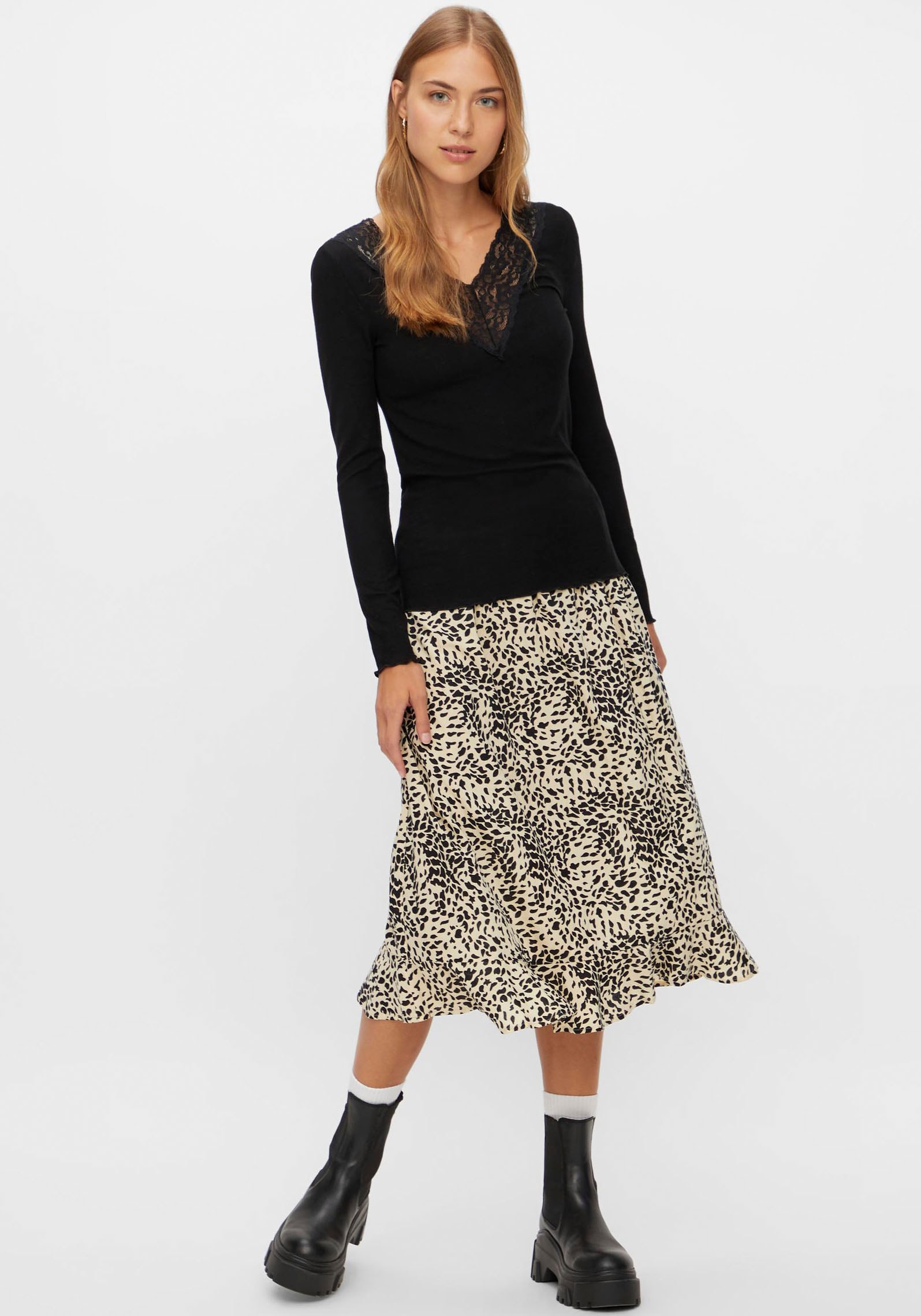 pieces Langarmshirt »PCSIRI LS TOP NOOS«, mit Spitzenkante am Ausschnitt