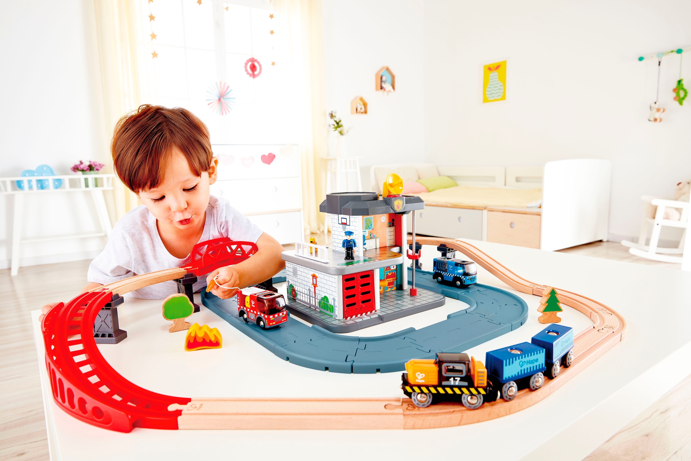 Hape Spielzeug-Feuerwehr »Feuerwehrauto mit Sirene«, mit Licht und Sound