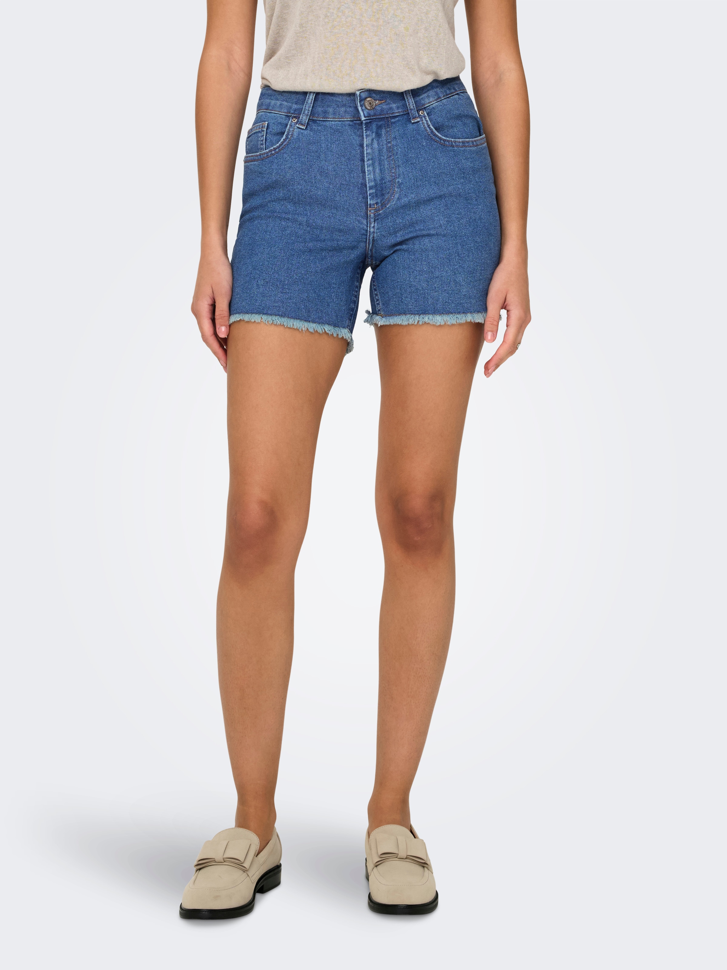 ONLY Jeansshorts "ONLLAURA MID WAIST SHORT RW BOX" mit ausgefranstem Saum günstig online kaufen