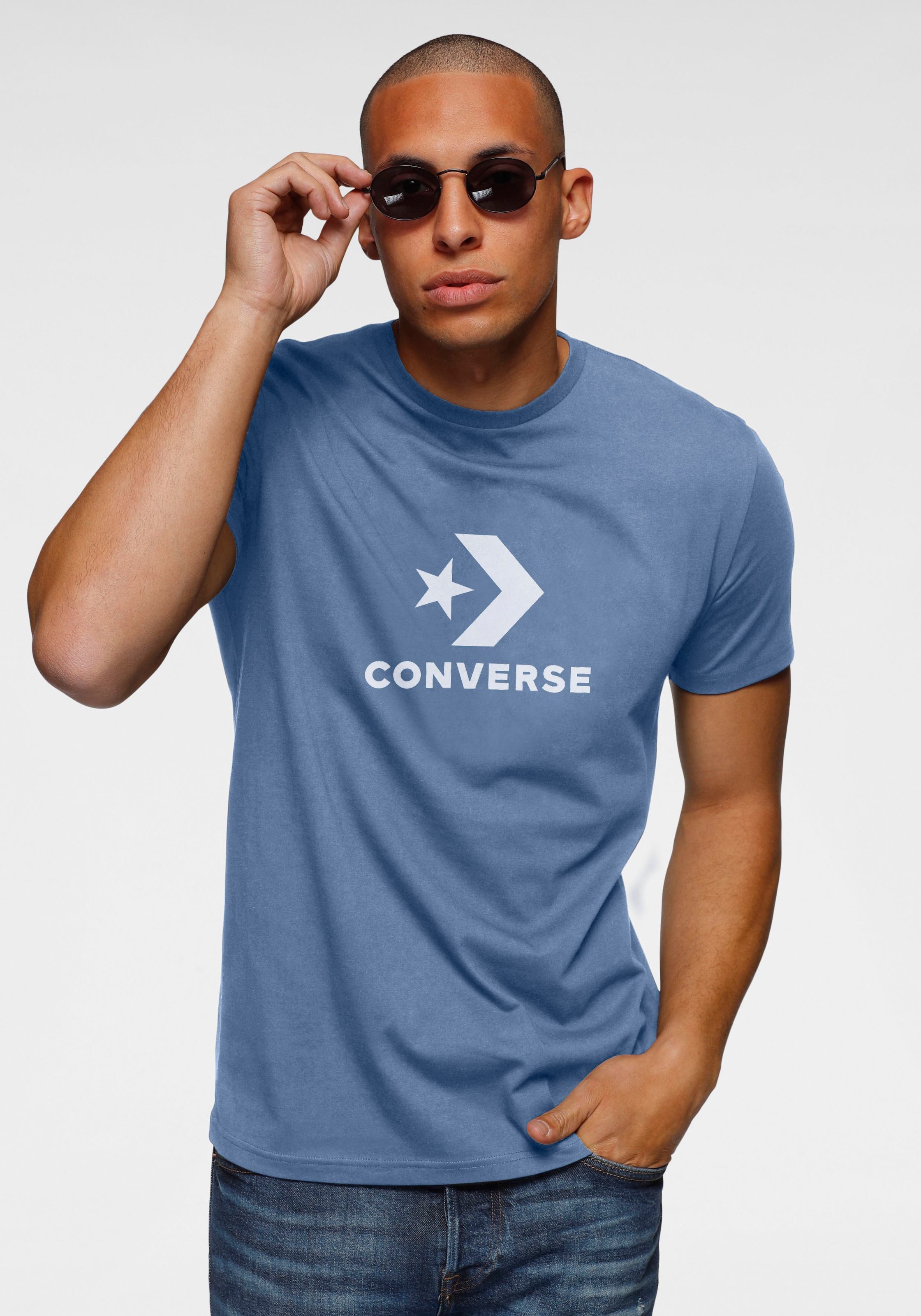 Converse T-Shirt "UNISEX CONVERSE GO-TO STAR CHEVRON LOGO STANDARD FIT T-SHIRT" mit eingefasster Kante am Rundhalsausschnitt, Kurzarm-Design