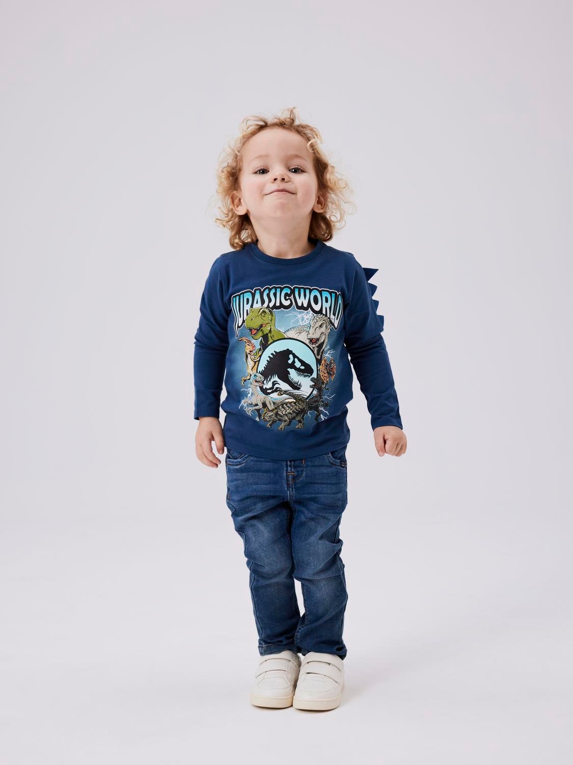 Name It Langarmshirt »NMMJOLLY JURASSIC LS TOP NOOS SKY«, mit tollem Jurassic World-Frontmotiv