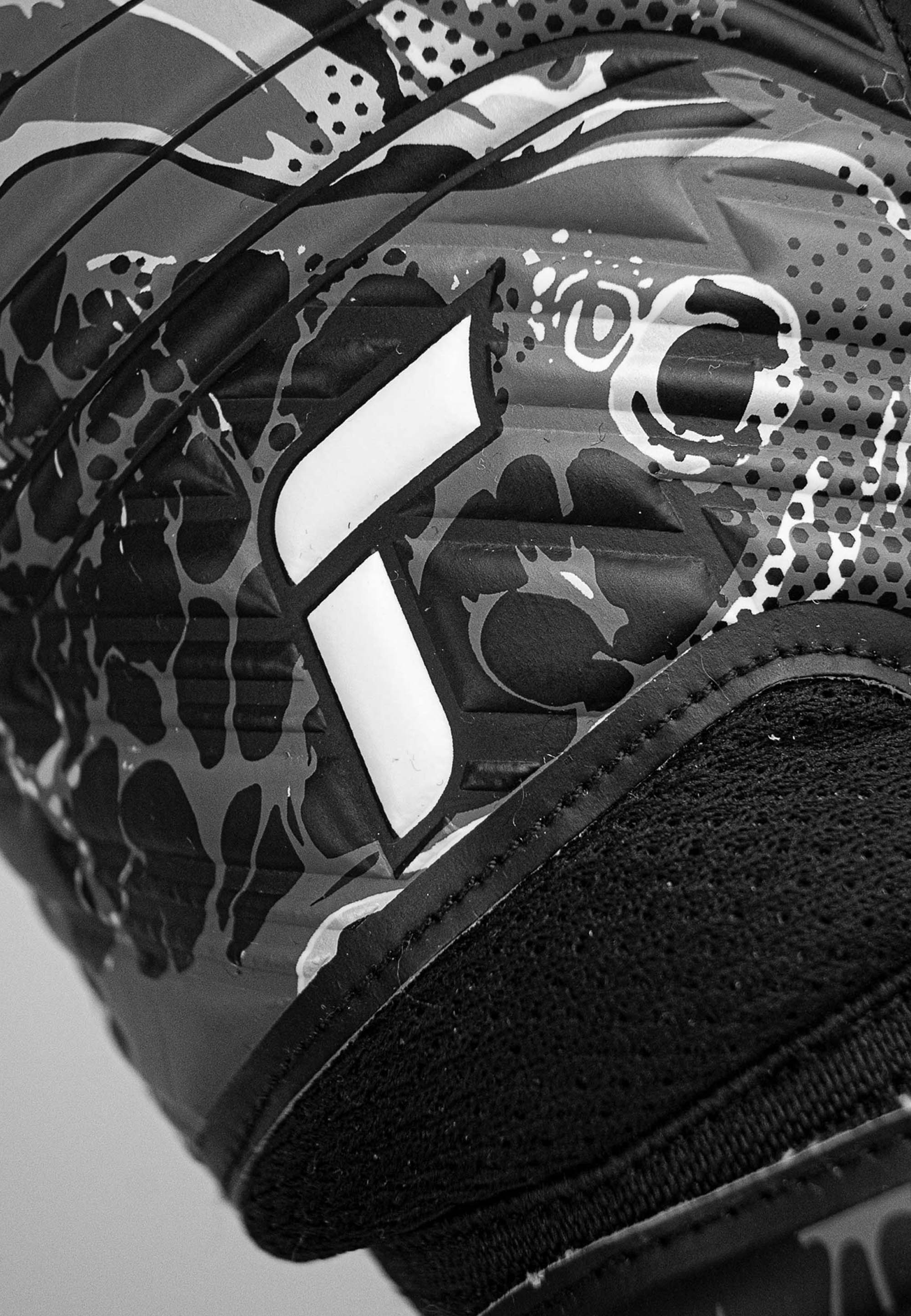 Reusch Torwarthandschuhe »Attrakt Resist Junior«, mit sehr gutem Grip