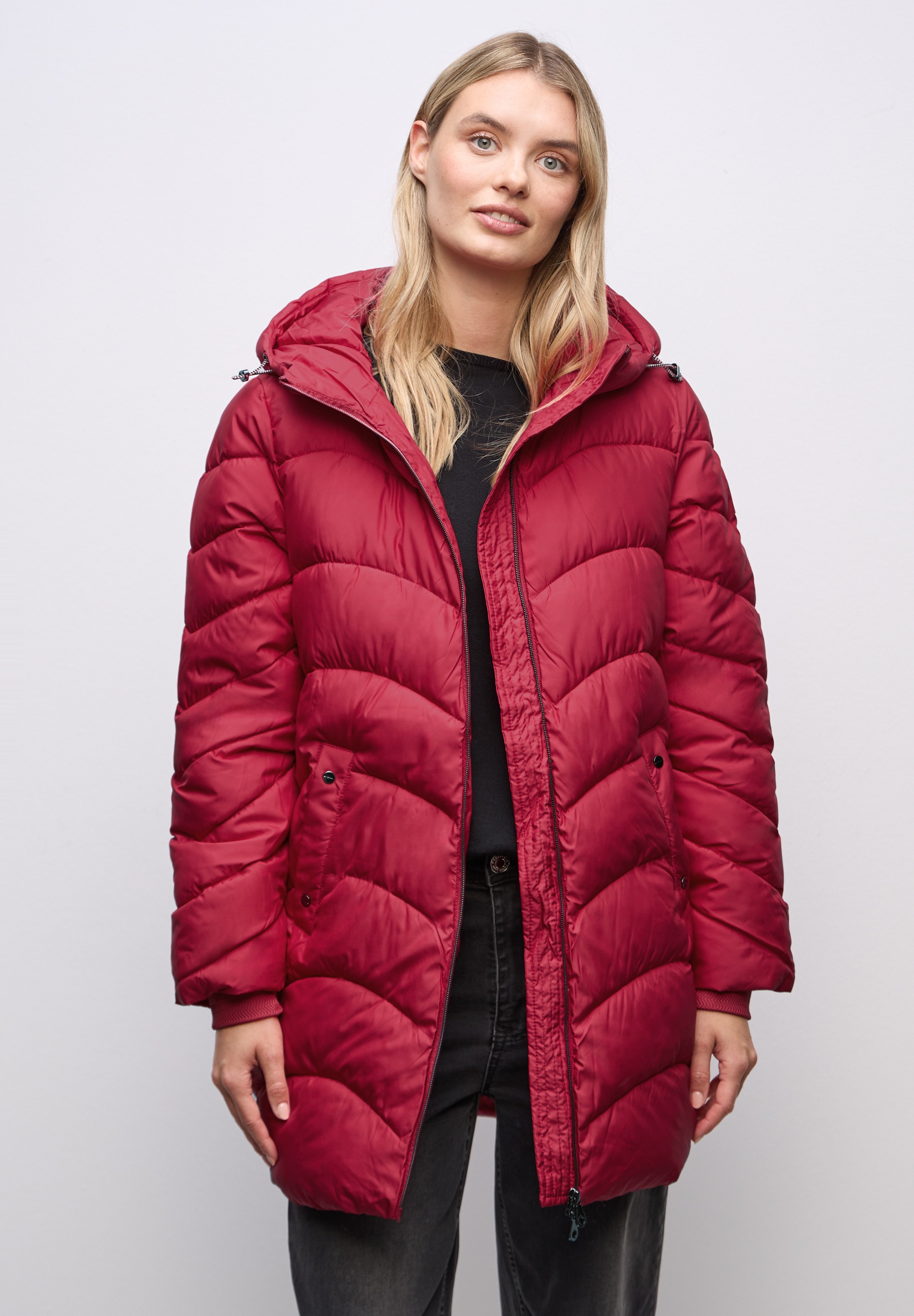 Steppjacke STREET ONE, Damen, Gr. 46, carpet rot, Stoff, Obermaterial: 100% Polyester; Futter: 100% Polyester; Füllung: 100% Polyester, unifarben, normal hüftbedeckend, ohne Ausschnitt, elastischer Bund, Jacken Steppjacke, mit Kapuze mit Tunnelzugband