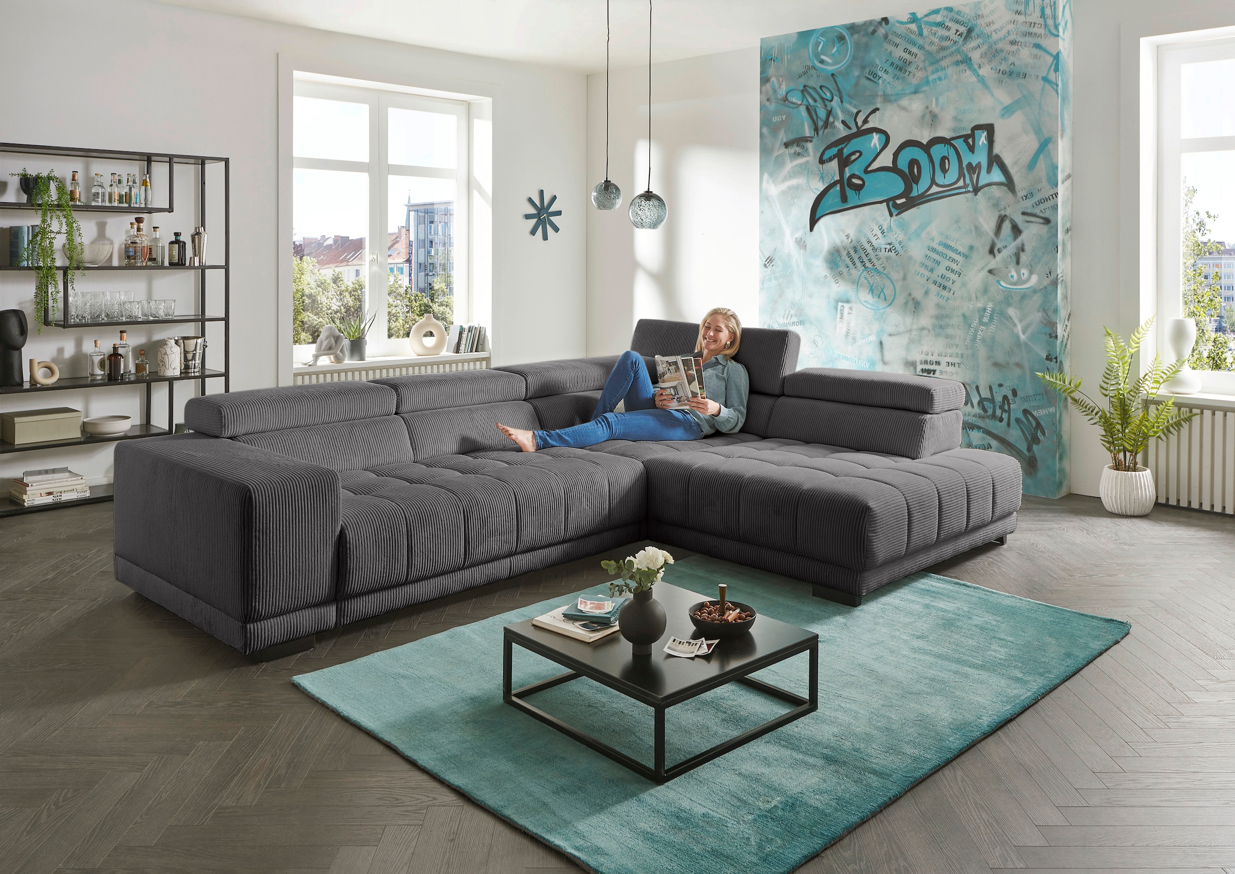 Die PlanBar Ecksofa "MP-IN15053 L-Form breiter Schenkel" wahlweise mit Kopfteilverstellung und manueller Vorziehbank