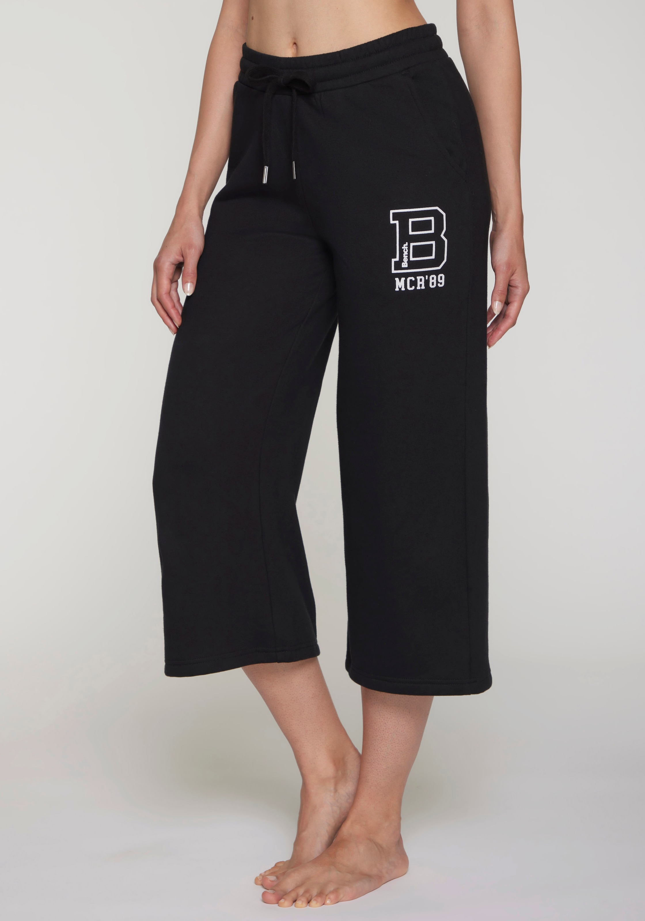 Bench. Loungewear 7/8-Hose "Ankle Athletic Jogginghose" mit seitlichen Taschen und Logoprint, Loungewear