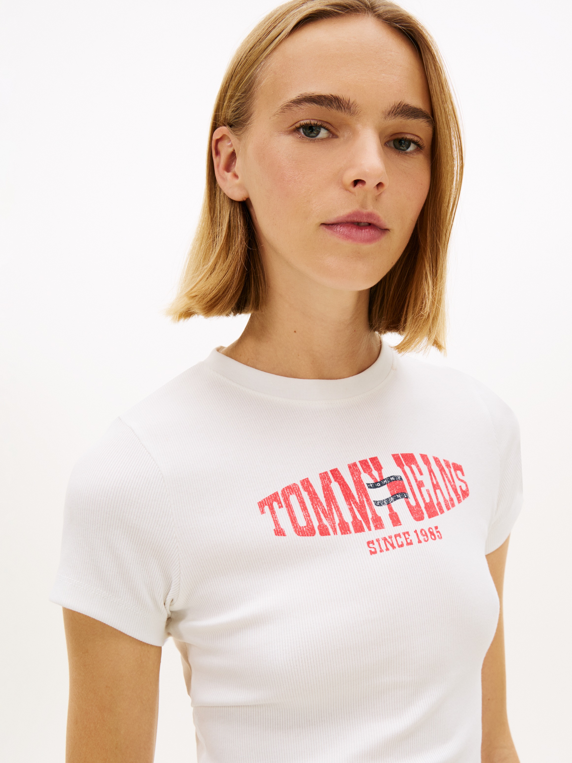 Tommy Jeans Kurzarmshirt "TJW SLIM SHORT WAVY FLAG SS TEE" mit Logoprint günstig online kaufen