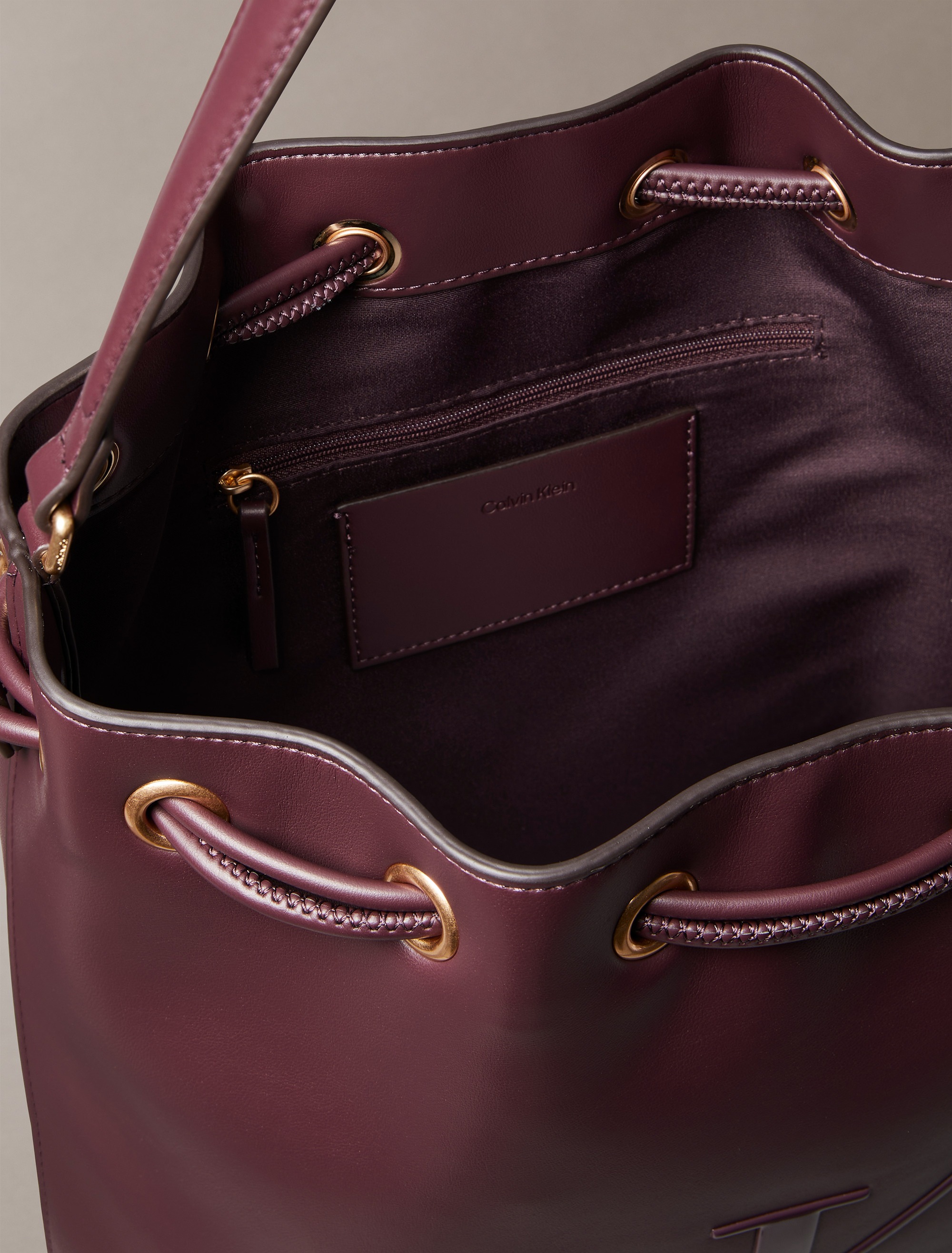 Calvin Klein Beuteltasche »RAISED CK LARGE BUCKET BAG«, Henkeltasche, Damen Handtasche mit großem CK-Logo