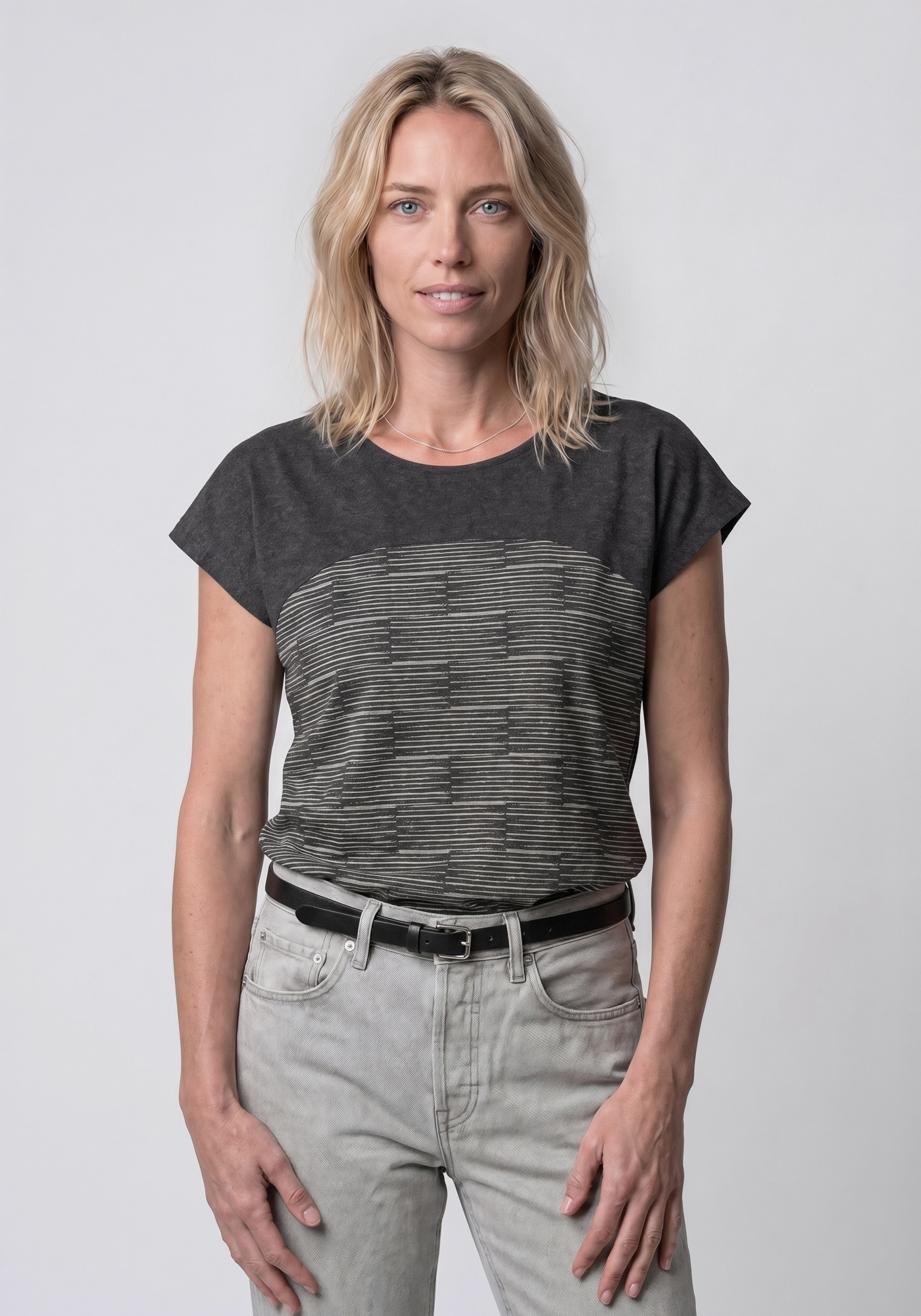 Alife & Kickin "FridaAK B" vielseitiges Basic-Shirt mit Herzaufnäher und rundem Saum