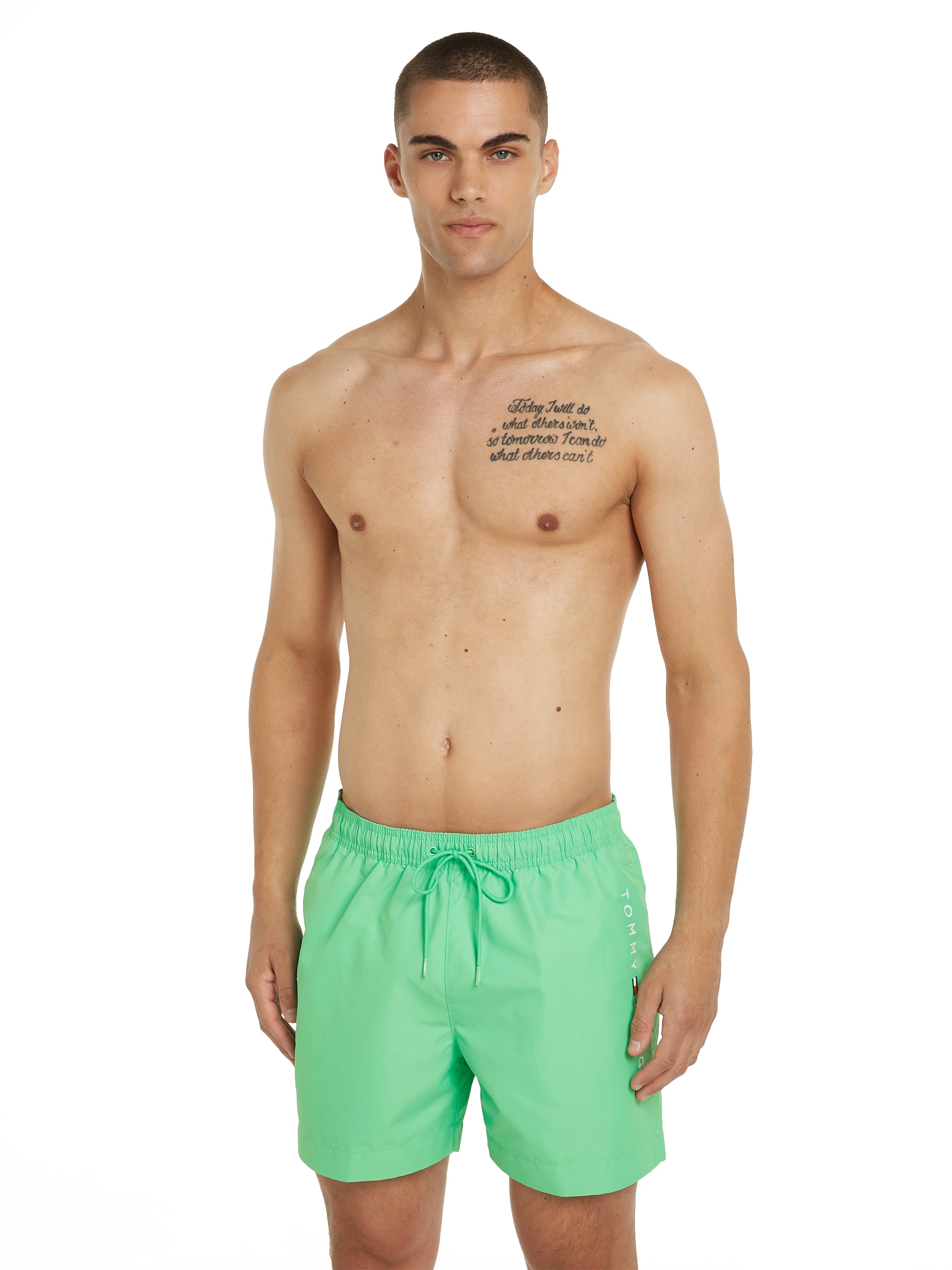 Tommy Hilfiger Swimwear Badeshorts »MEDIUM DRAWSTRING«, mit Markenlabel an der Hüfte