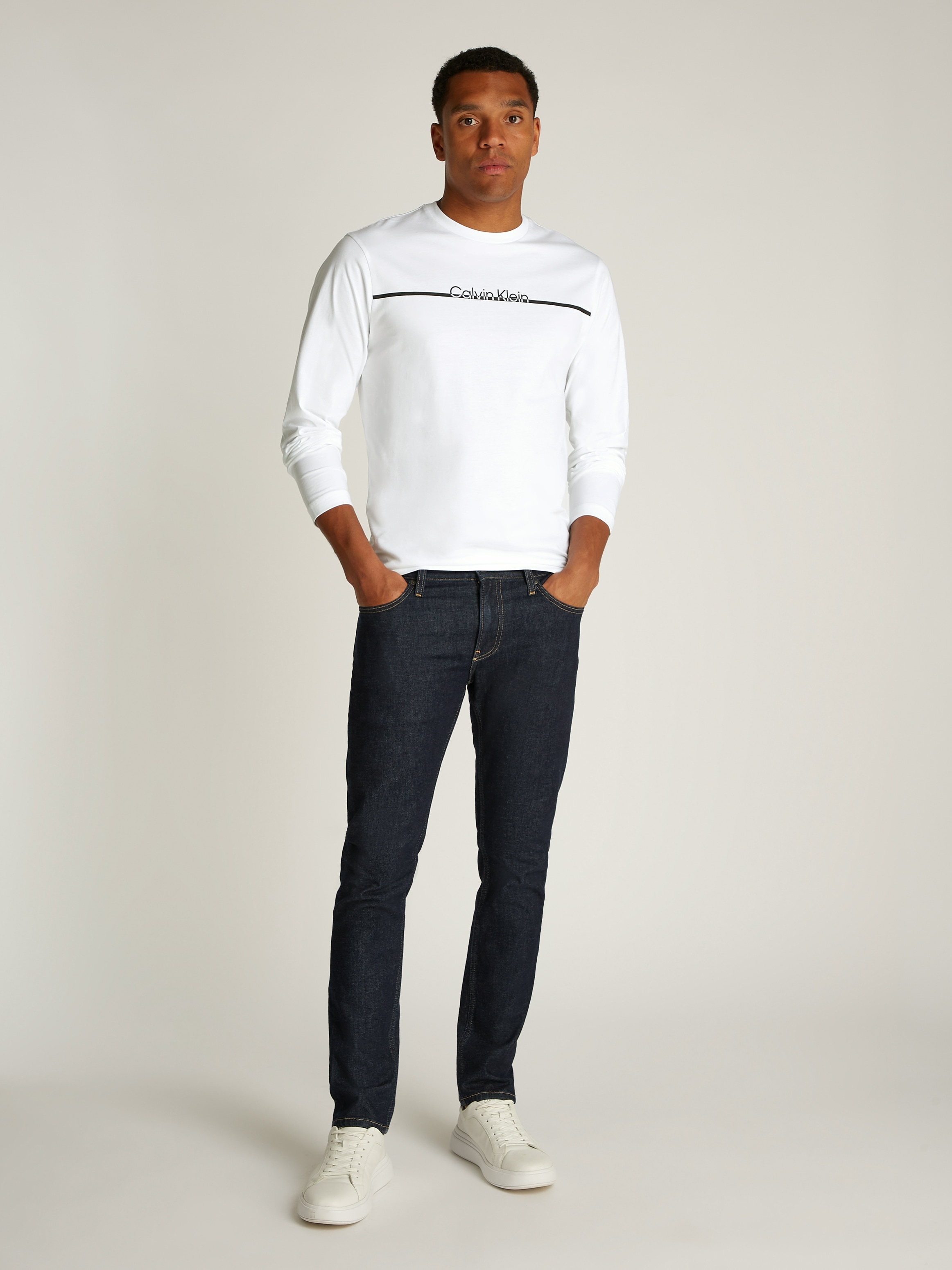 Calvin Klein Rundhalsshirt "SPLIT LINE LOGO LS T-SHIRT", mit Logoprint günstig online kaufen