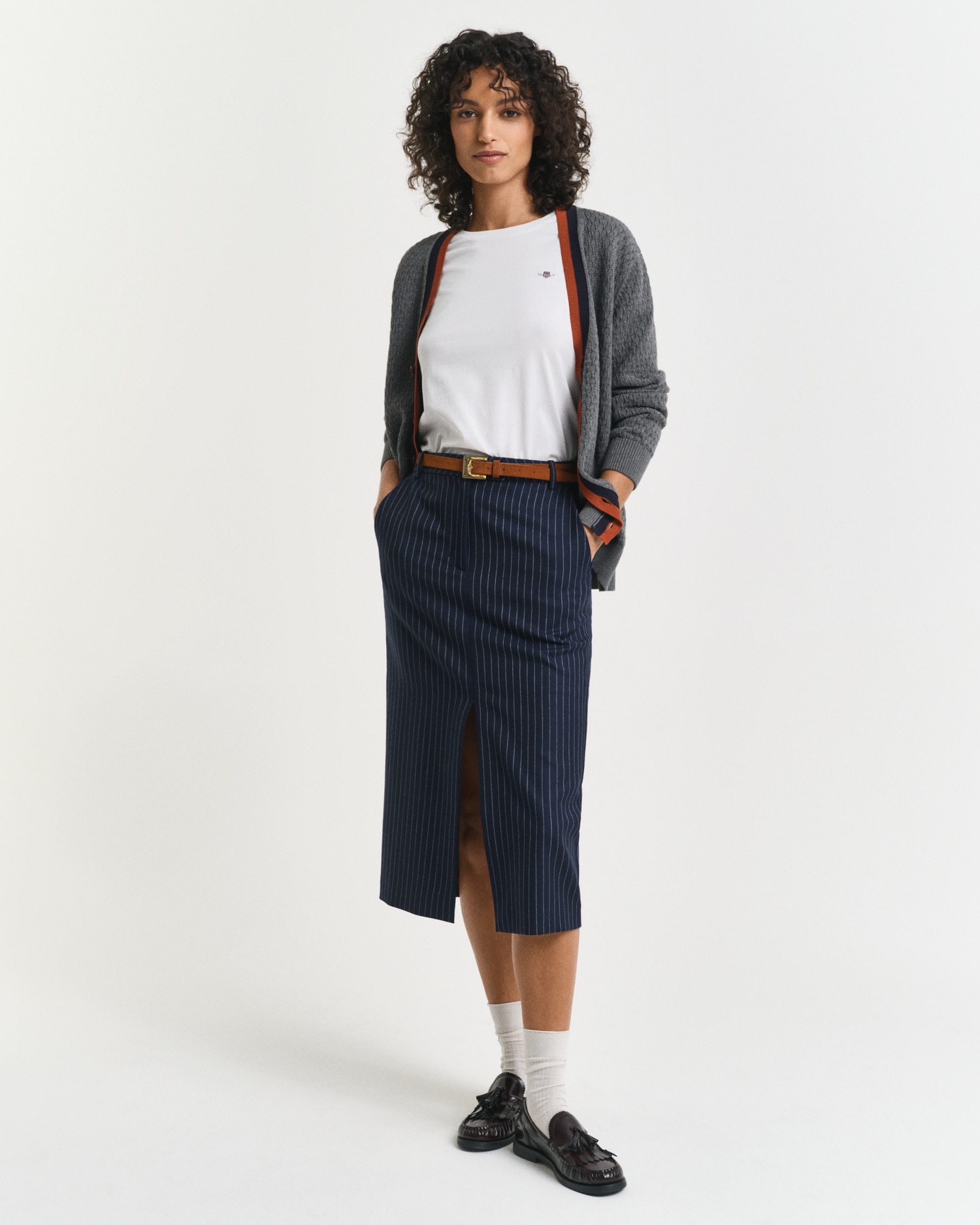 Gant T-Shirt »REG SHIELD KA T-SHIRT« mit einer kleinen aufgestickten Wappen-Grafik auf der Brust