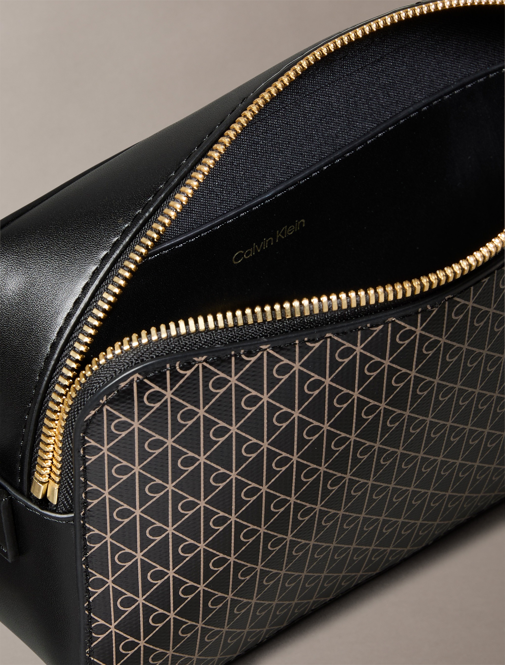 Calvin Klein Mini Bag »AOP ELONGATED CAMERA BAG«, kleine Damen-Umhängetasche, Schultertasche mit Monogramm-Print