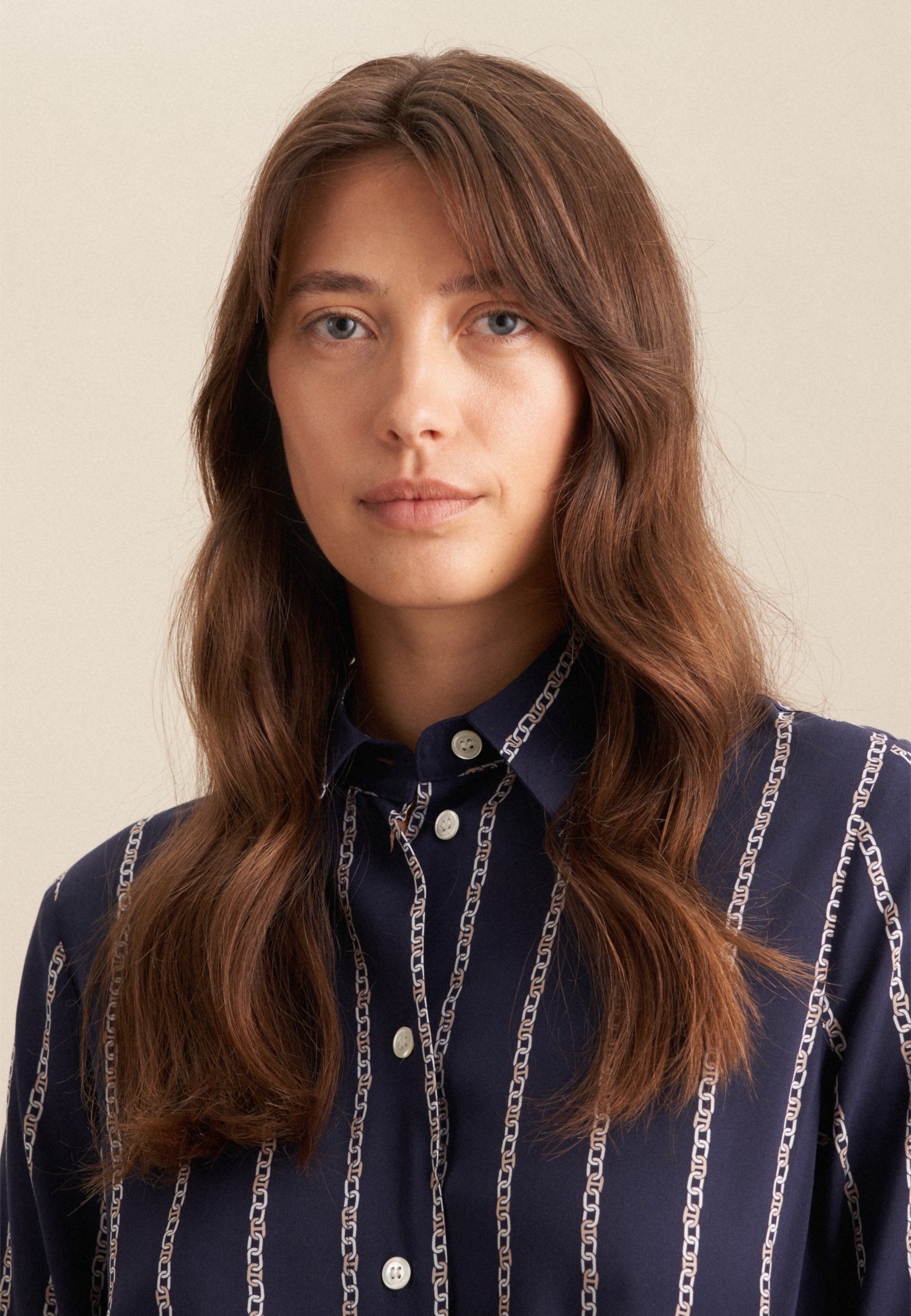 Thumbnail - seidensticker Sommerkleid "Schwarze Rose" Langarm Kragen Kettenprint