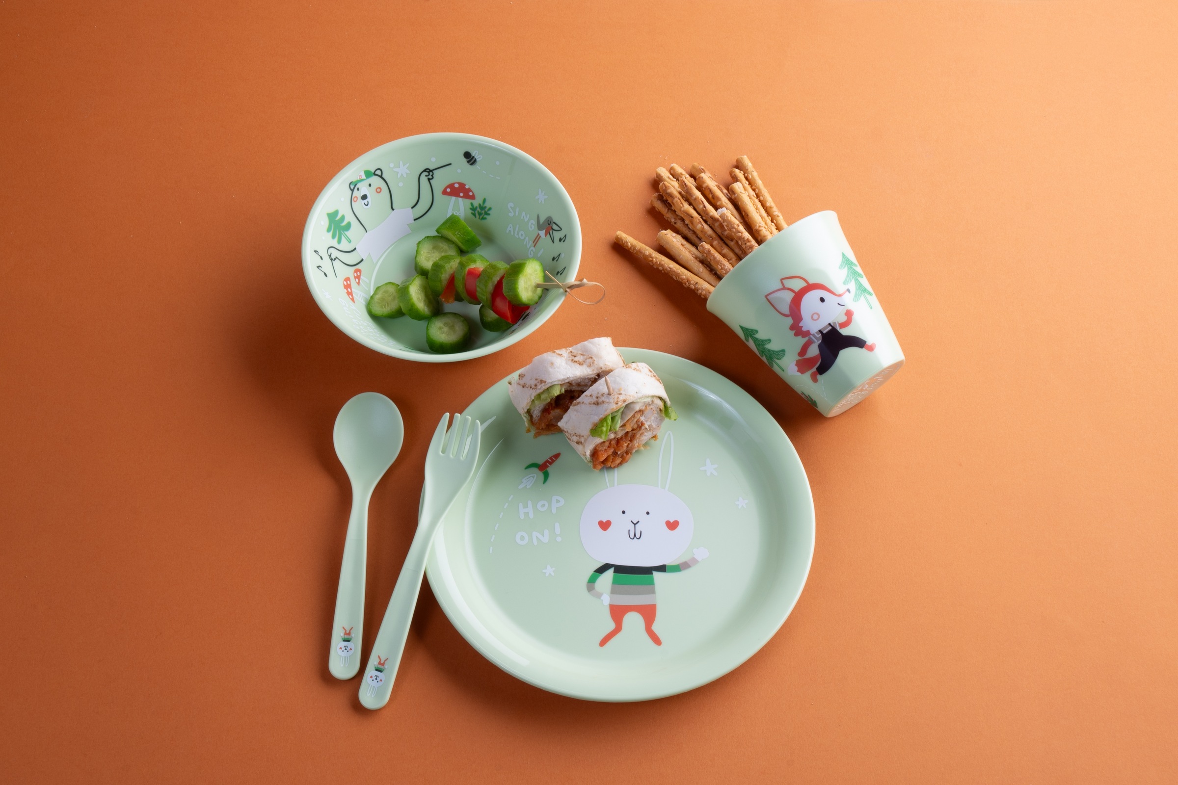 KOZIOL Kindergeschirr-Set »HOP ON AT HOME«, (Set, 4 tlg.), (Teller, Schale, Becher, Besteckset), melaminfrei