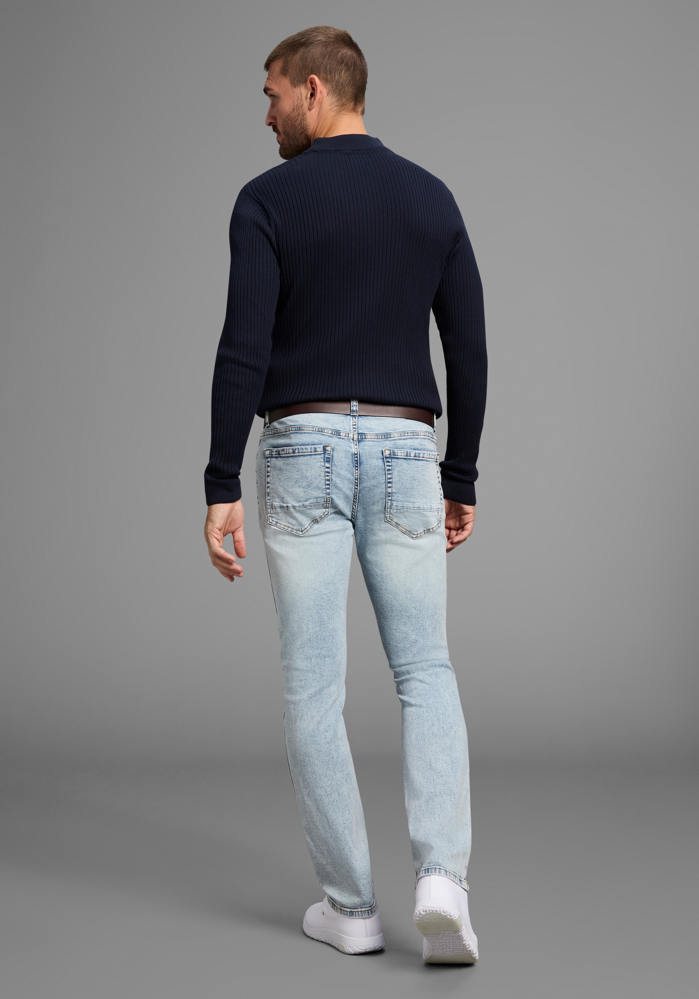 Bruno Banani Straight-Jeans »Hutch«, gerade Beinform, teilweise mit modischen Destroyed-Effekten