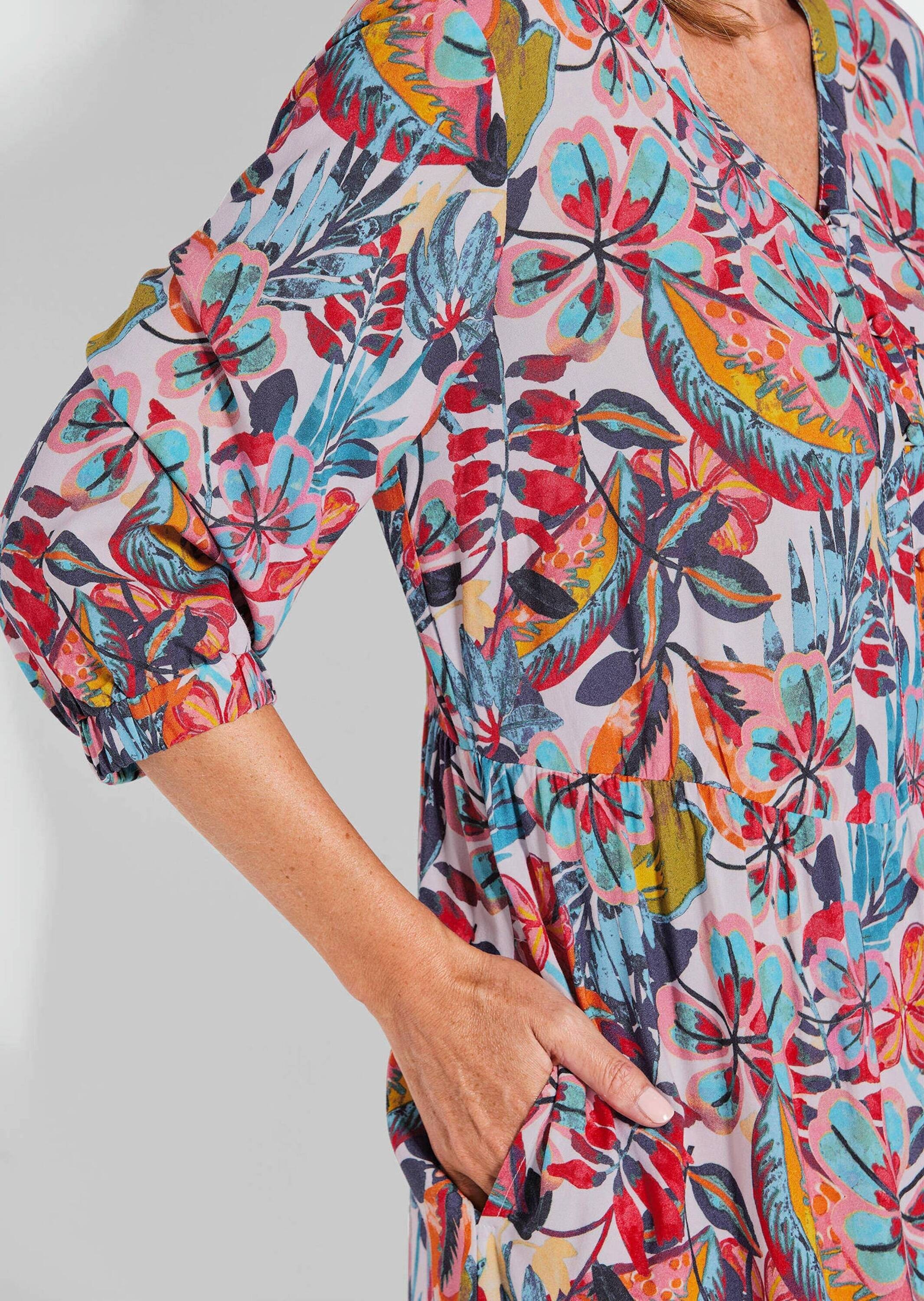 GOLDNER Sommerkleid »Kurzgröße Midikleid mit Allover-Print und V-Ausschnitt«