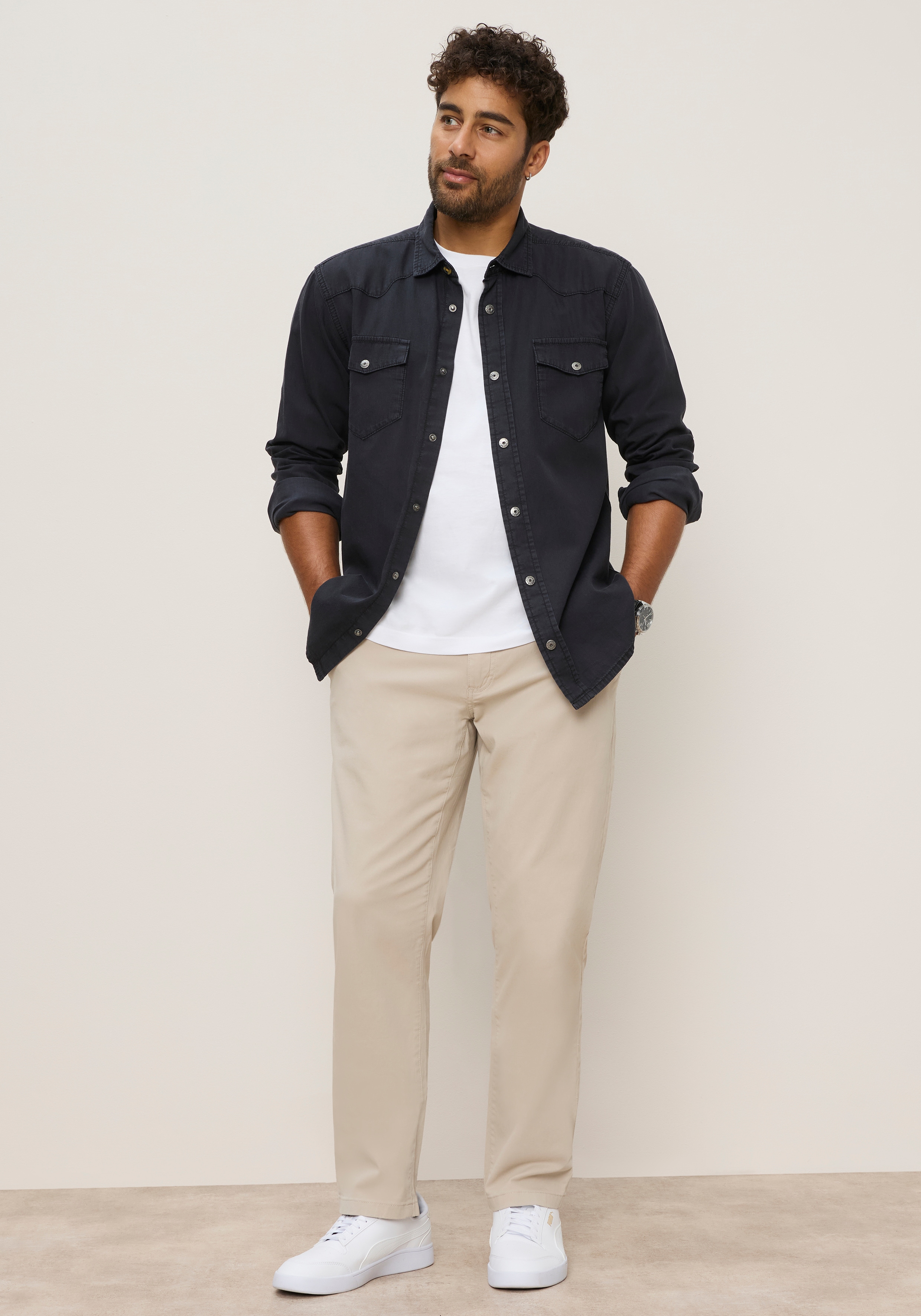 Mans World Chinohose ""Classic Fit" mit verdecktem Dehnbund" Das Must-have der Saison: Klassische Chino, angesagte Farben
