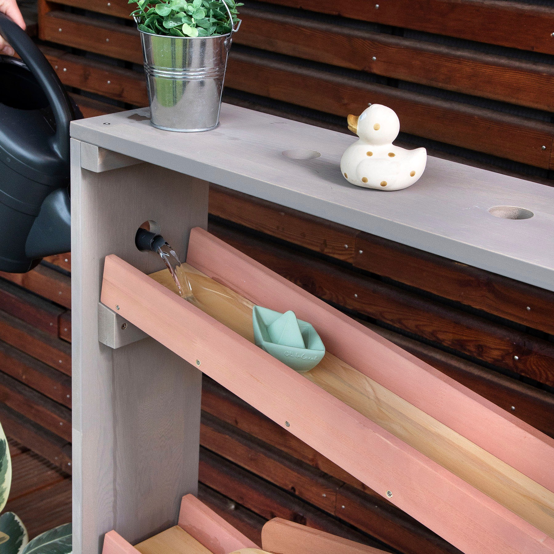 MUDDY BUDDY® Wasserbahn »Aqua Tower«, (stabile Wasserbahn aus massivem Zypressenholz gefertigt), inkl. 2 großer Auffangbecken, warmgrau-puderrosa