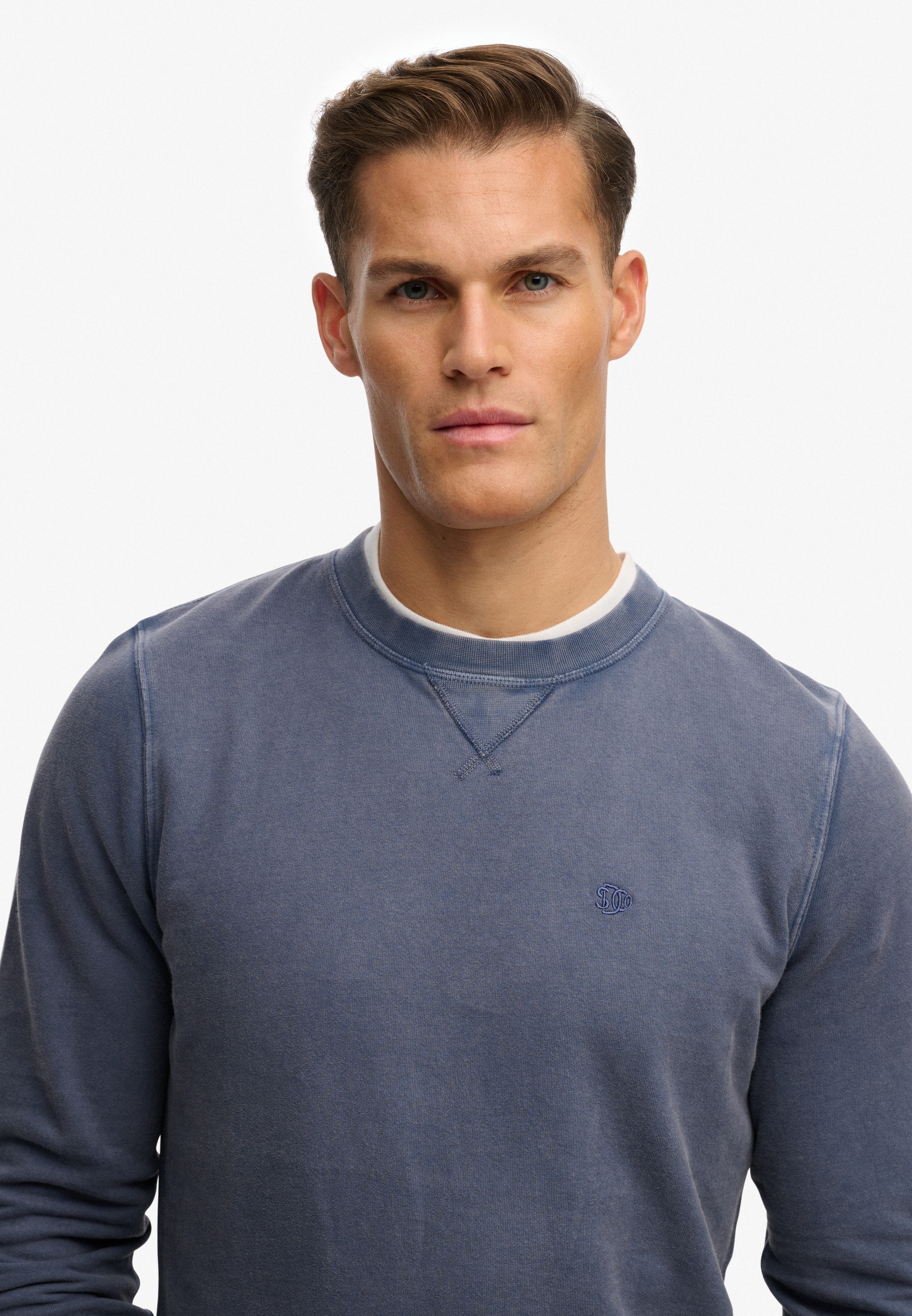Superdry Sweatshirt »CLASSIC ESSENTIAL SWEATSHIRT«, mit Rundhalsausschnitt, aus Baumwolle, Relaxed Fit, normaler Schnitt
