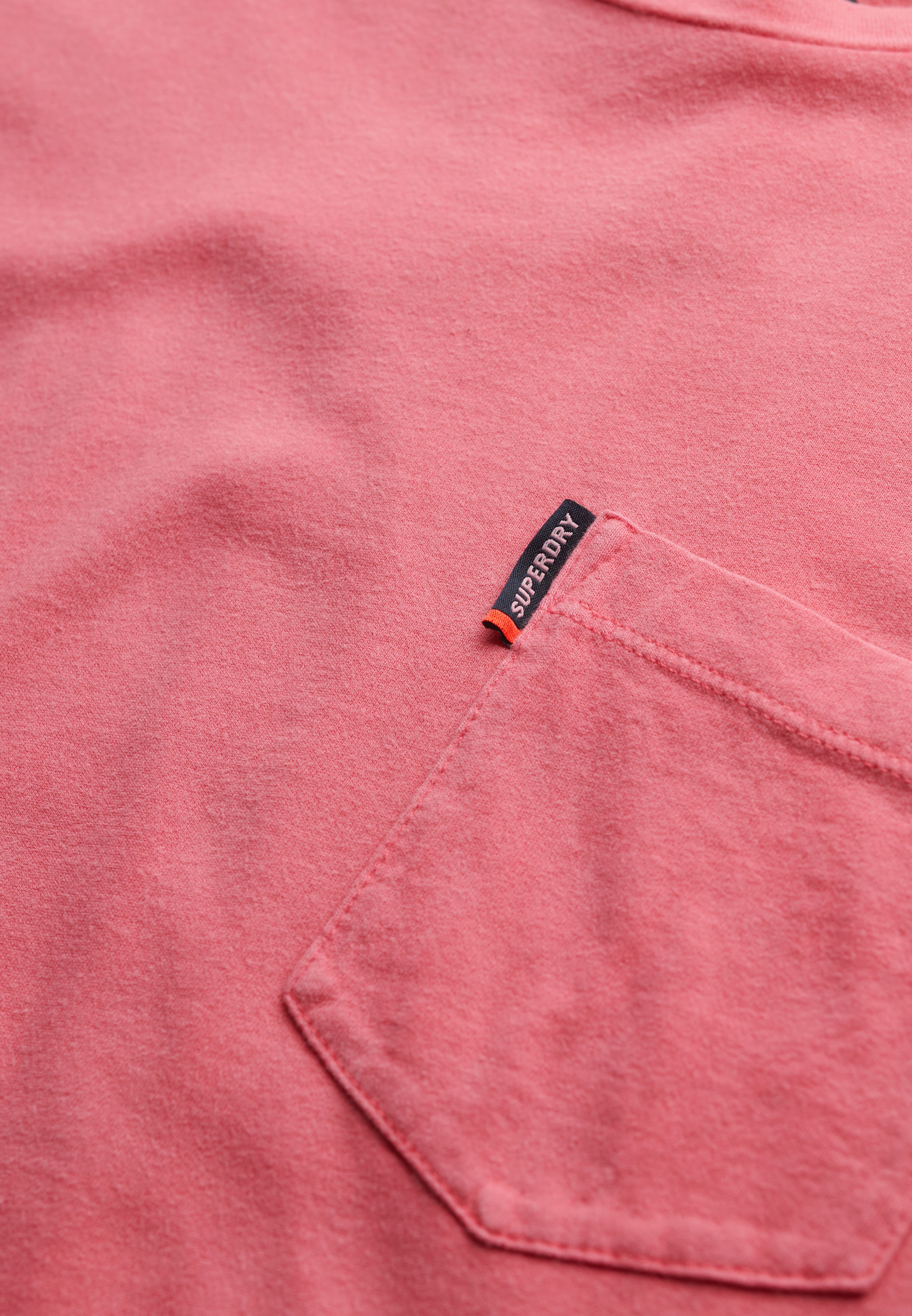 Superdry Rundhalsshirt »CLASSIC ESSENTIAL POCKET TEE«, mit stylischer, aufgesetzter Brusttasche