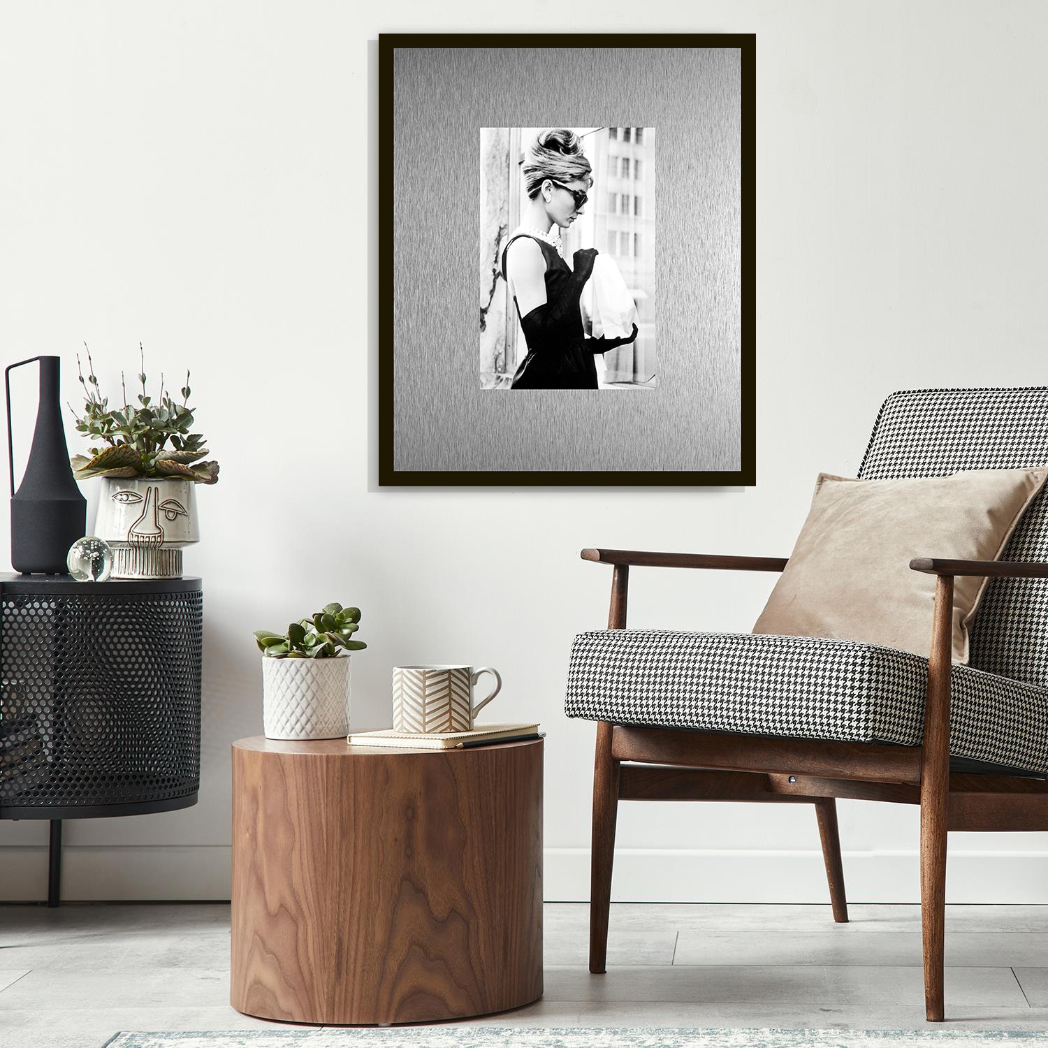 queence Bild »Trend Wandbild, Wandkunst, Kunstdruck "Audrey Hepburn"« Filmfiguren | Filmszene | Schwarz-Weiß 1 Stk. tlg. inkl. Passepartout aus hochwertigem Aluminium und schwarzem Rahmen