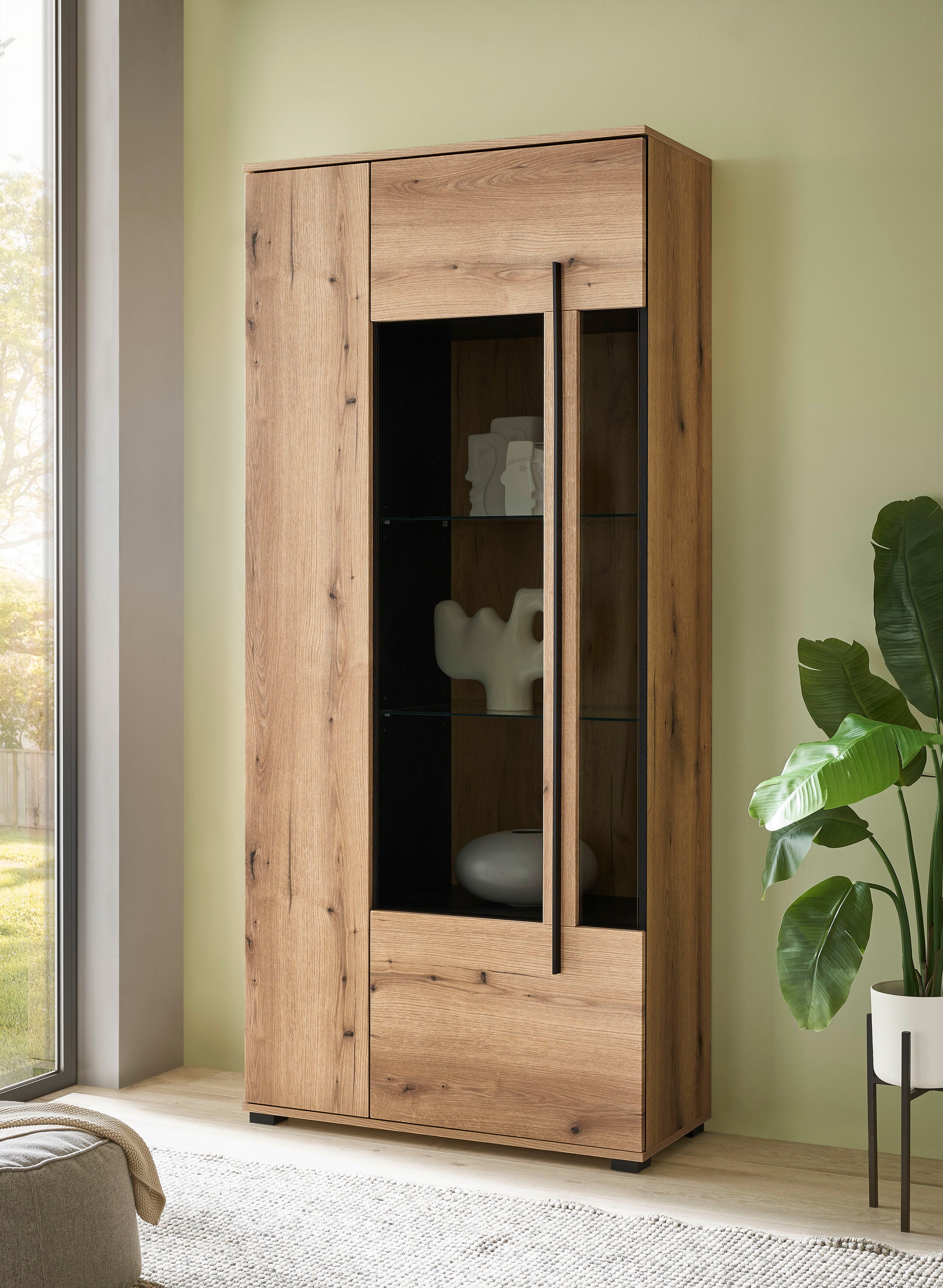 INOSIGN Vitrine »Cantara, Vitrinenschrank in Eiche Evoke oder weiß, Standvitrine«, schwarzer Stangengriff, ausreichend Stauraum, vielseitig einsetzbar