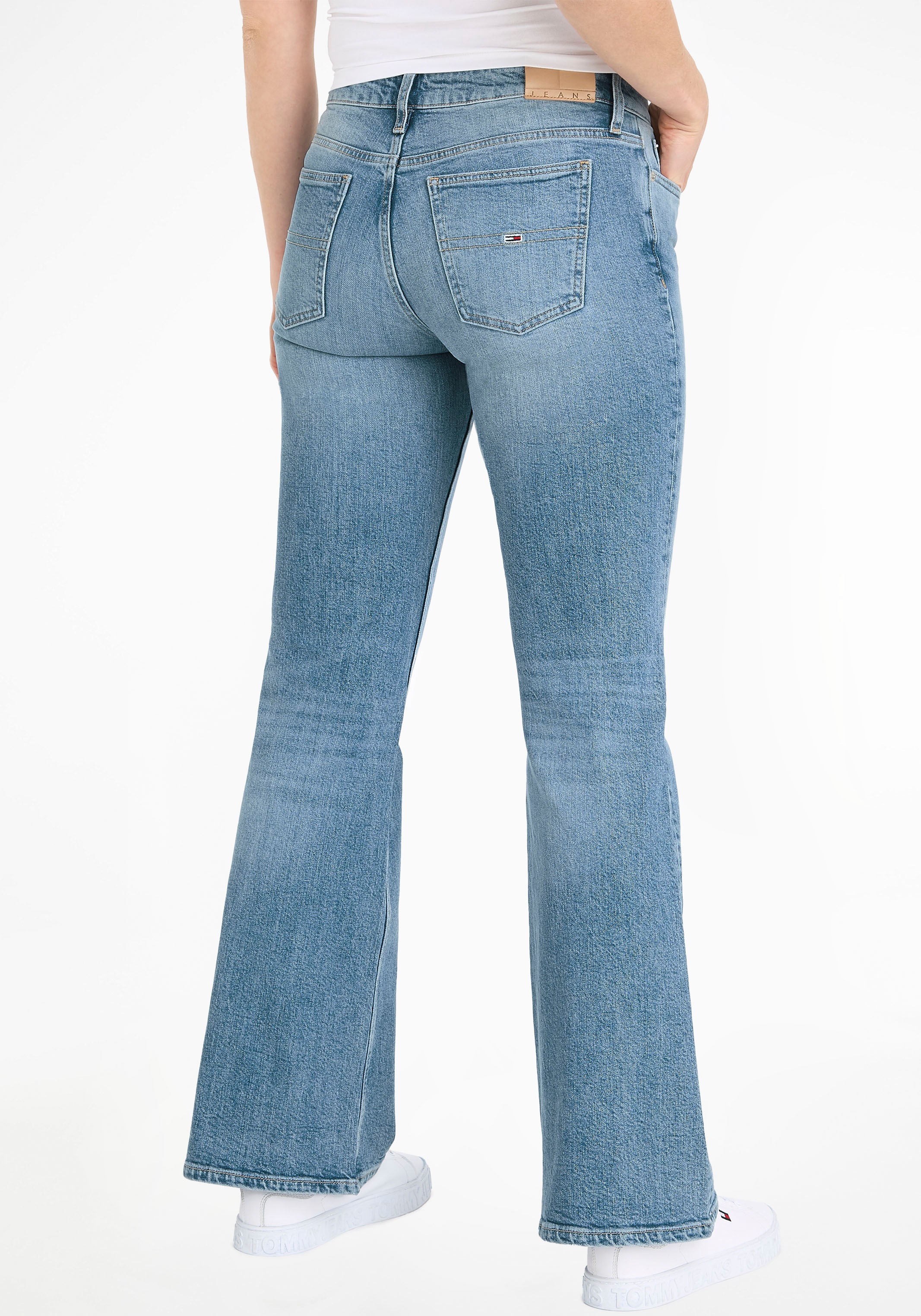 Tommy Jeans Bequeme Jeans "Sophie Low Wais Flare Wide", mit Ledermarkenlabe günstig online kaufen