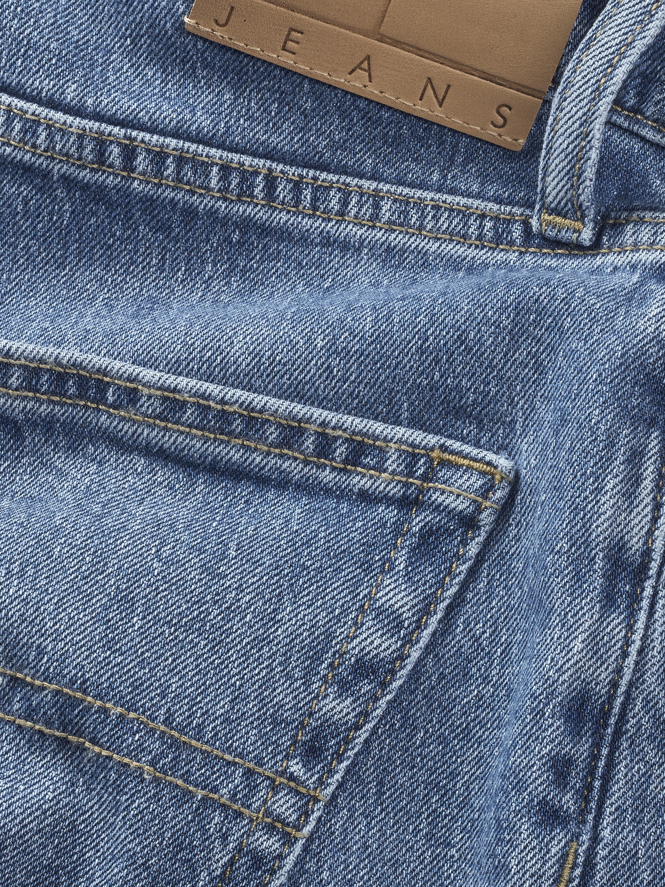 Tommy Jeans Regular-fit-Jeans »DAD JEAN RGLR TPRD«, mit Logoprägung