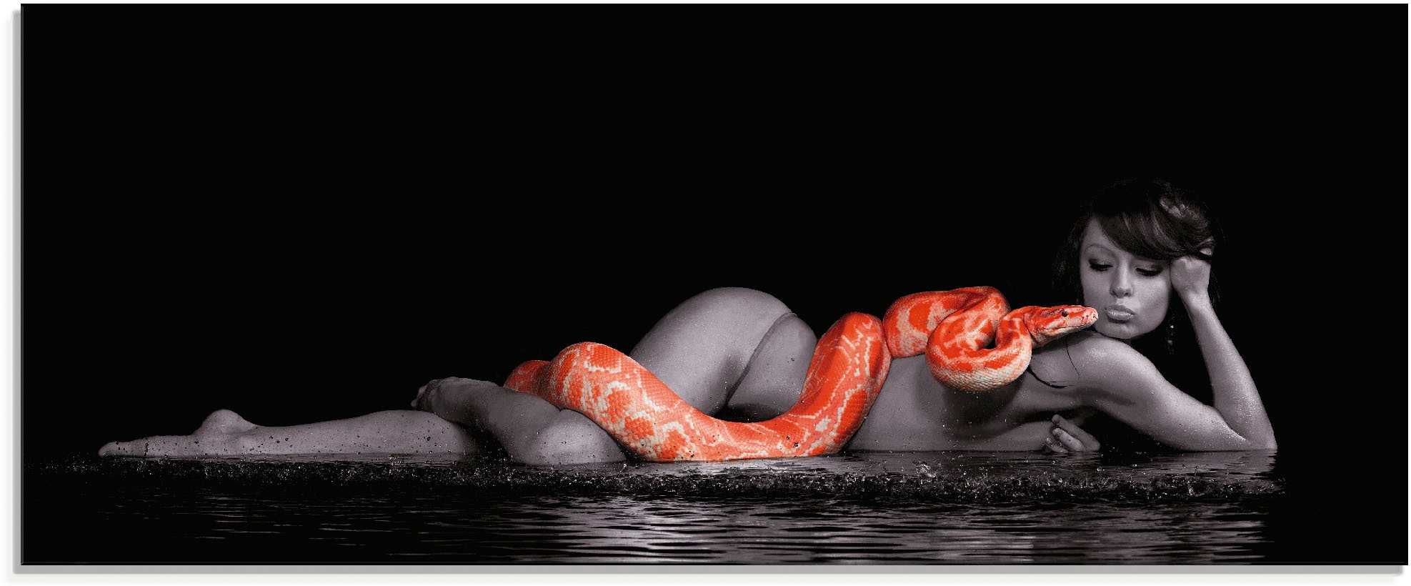Artland Glasbild »Frau in Wasser liegend mit roter Python«, Frau, (1 St.), in verschiedenen Größen