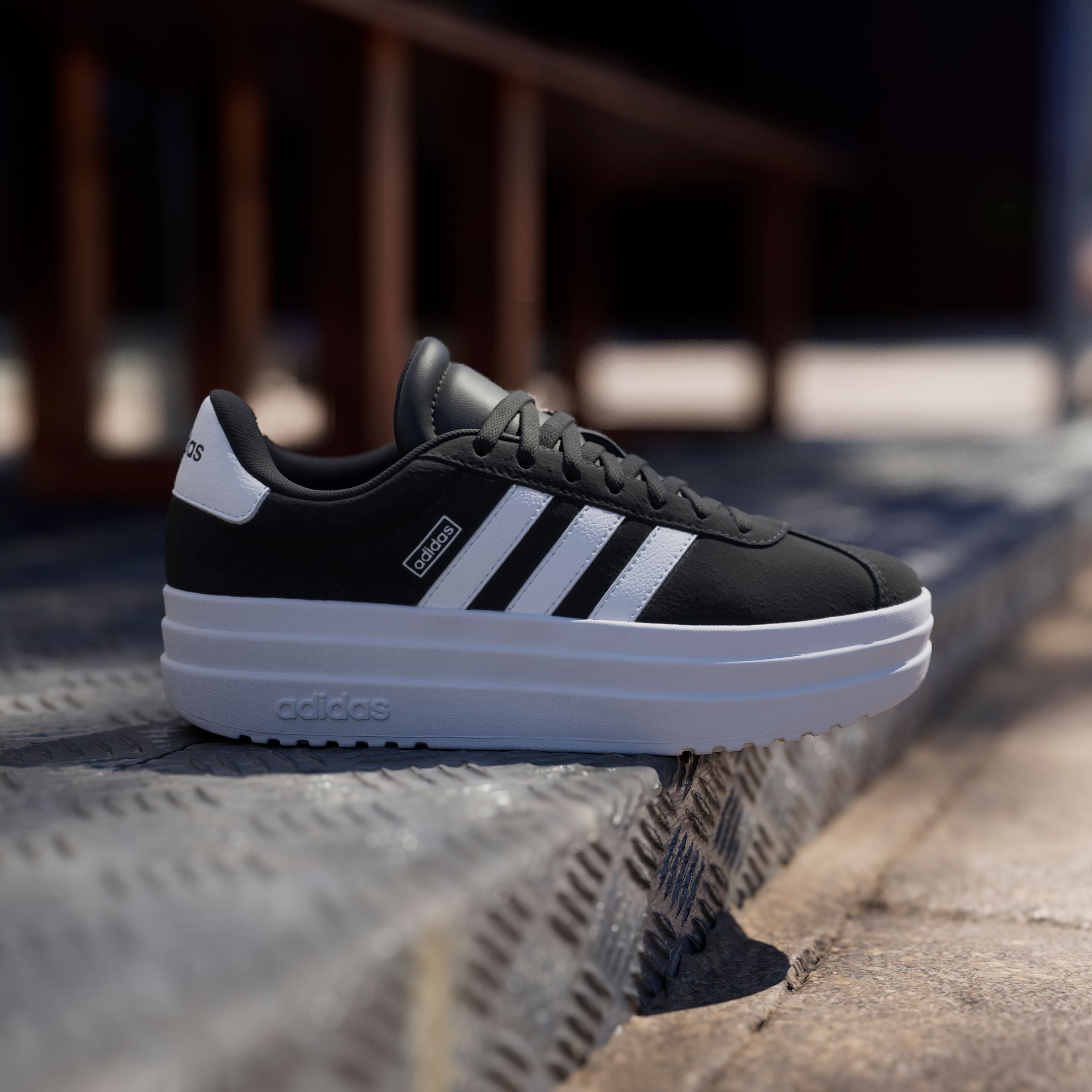 adidas Sportswear Plateausneaker »VL COURT BOLD LIFESTYLE KIDS«, Design auf den Spuren des adidas Gazelle Bold