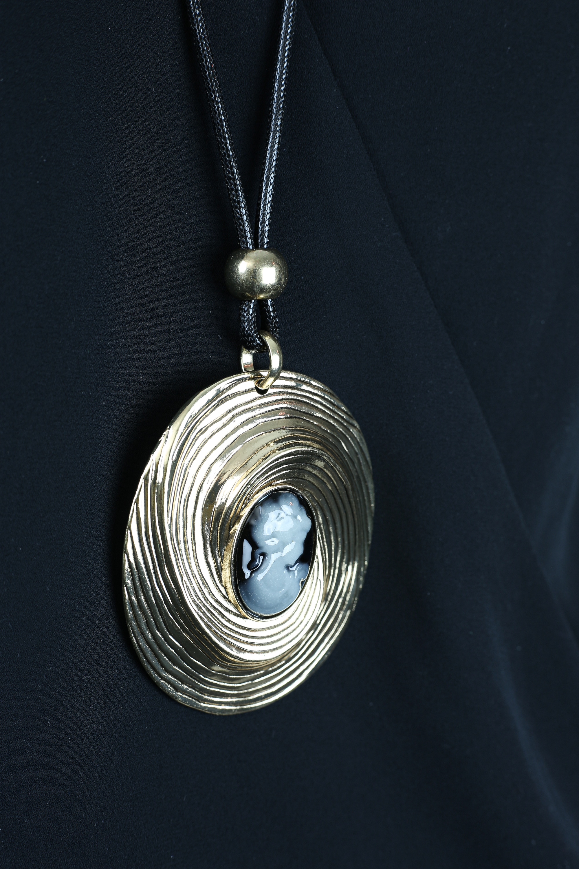 COLLEZIONE ALESSANDRO Lange Kette »Gemme Eleganze«, mit großem Metallanhänger und Gemme
