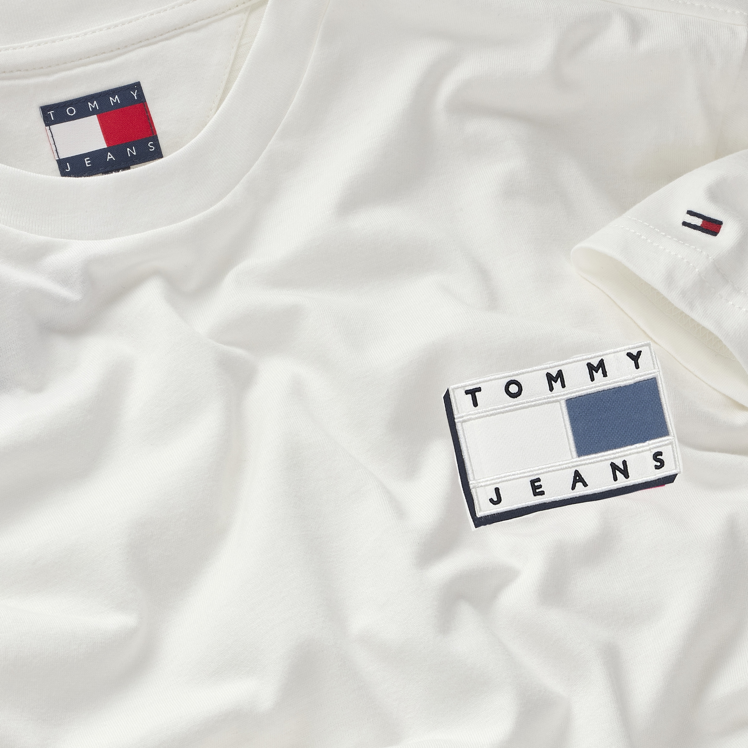 Tommy Jeans T-Shirt »TJM SLIM POP COLOR FLAG TEE EXT«, Mit Rundhalsausschnitt