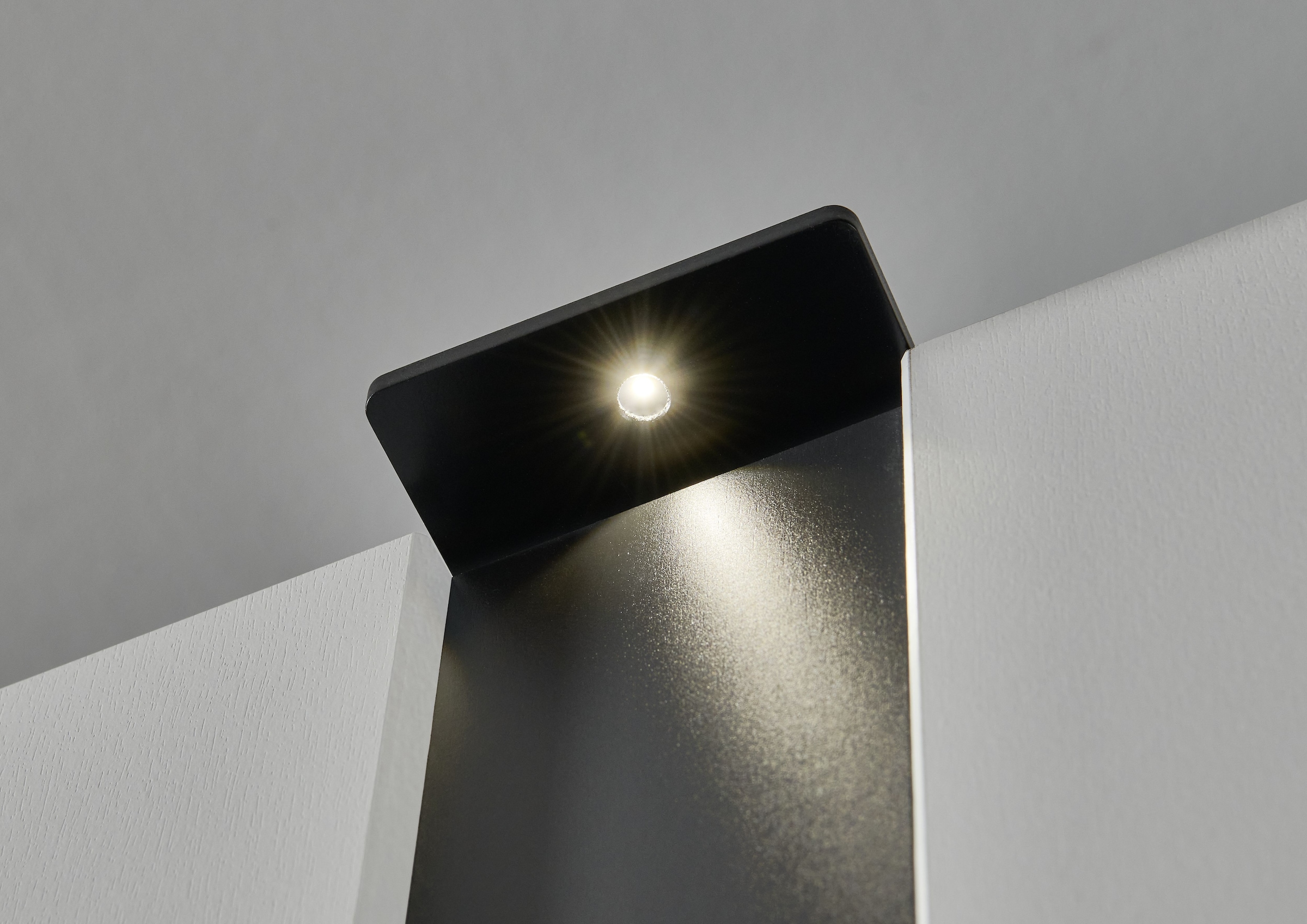Wimex Drehtürenschrank »Rimini by fresh to go, weiß oder graphit mit schwarzen Metallgriffen«, inklusive LED Beleuchtung, 3 Breiten: 200, 250 oder 300cm, 216cm hoch