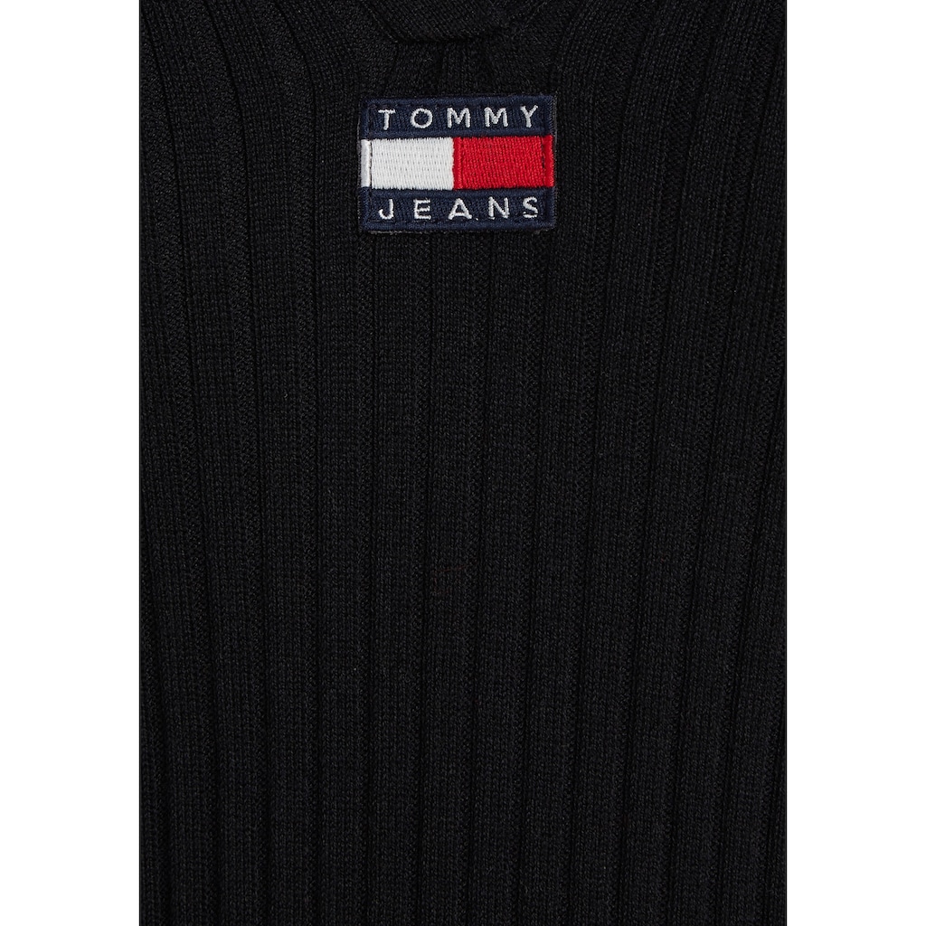 Tommy Jeans Strickkleid »TJW COLLAR BADGE SWEATER DRESS« mit V-Ausschnitt &amp; Tommy Jeans Badge NQ10745
