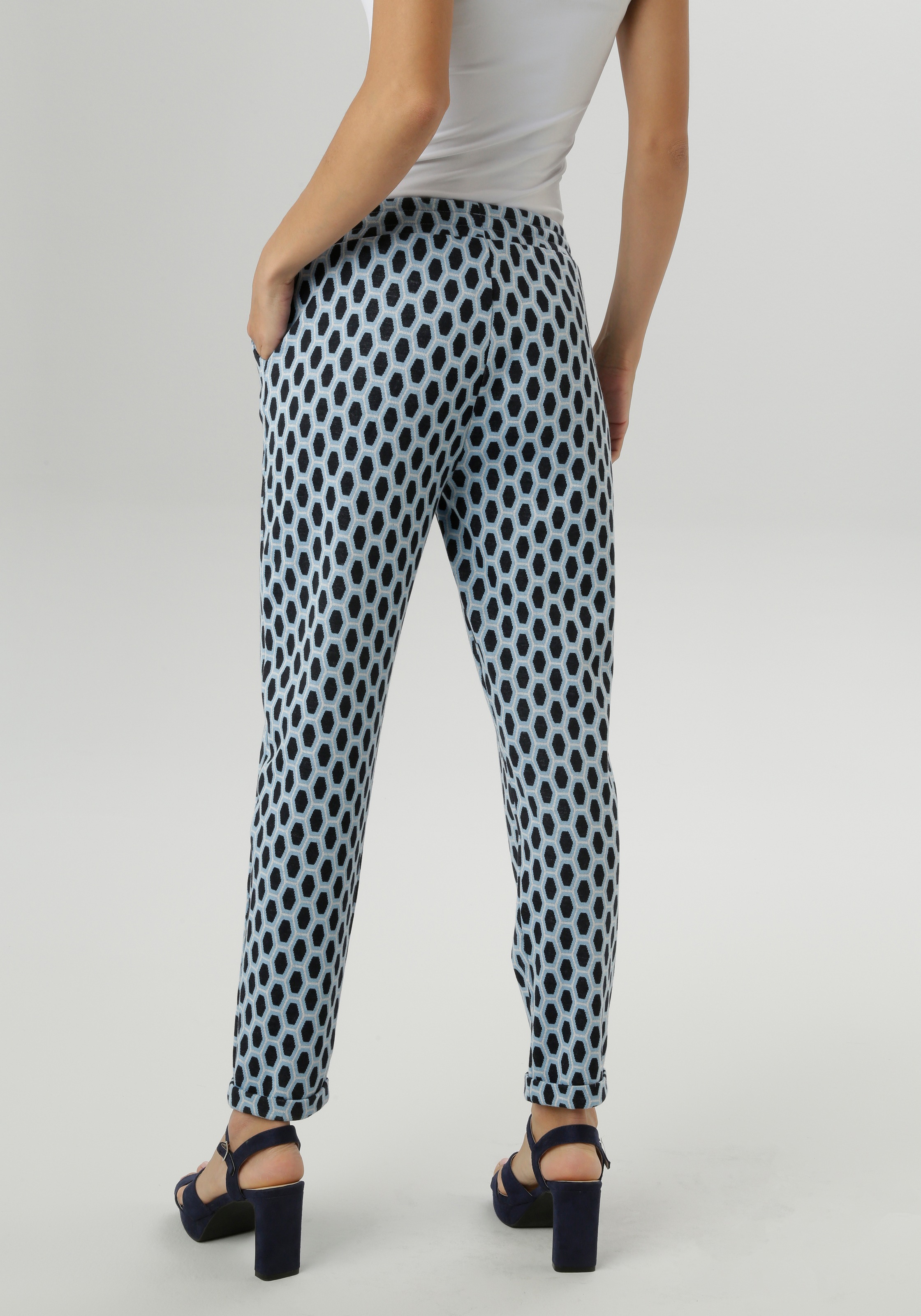 Aniston SELECTED Schlupfhose, mit Allover-Muster in geometrischer Wabenopti günstig online kaufen