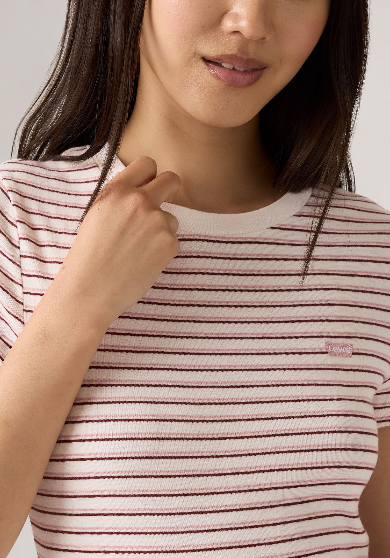 Levi's® T-Shirt »ESSENTIAL HM SS TEE«, Taillierter Schnitt