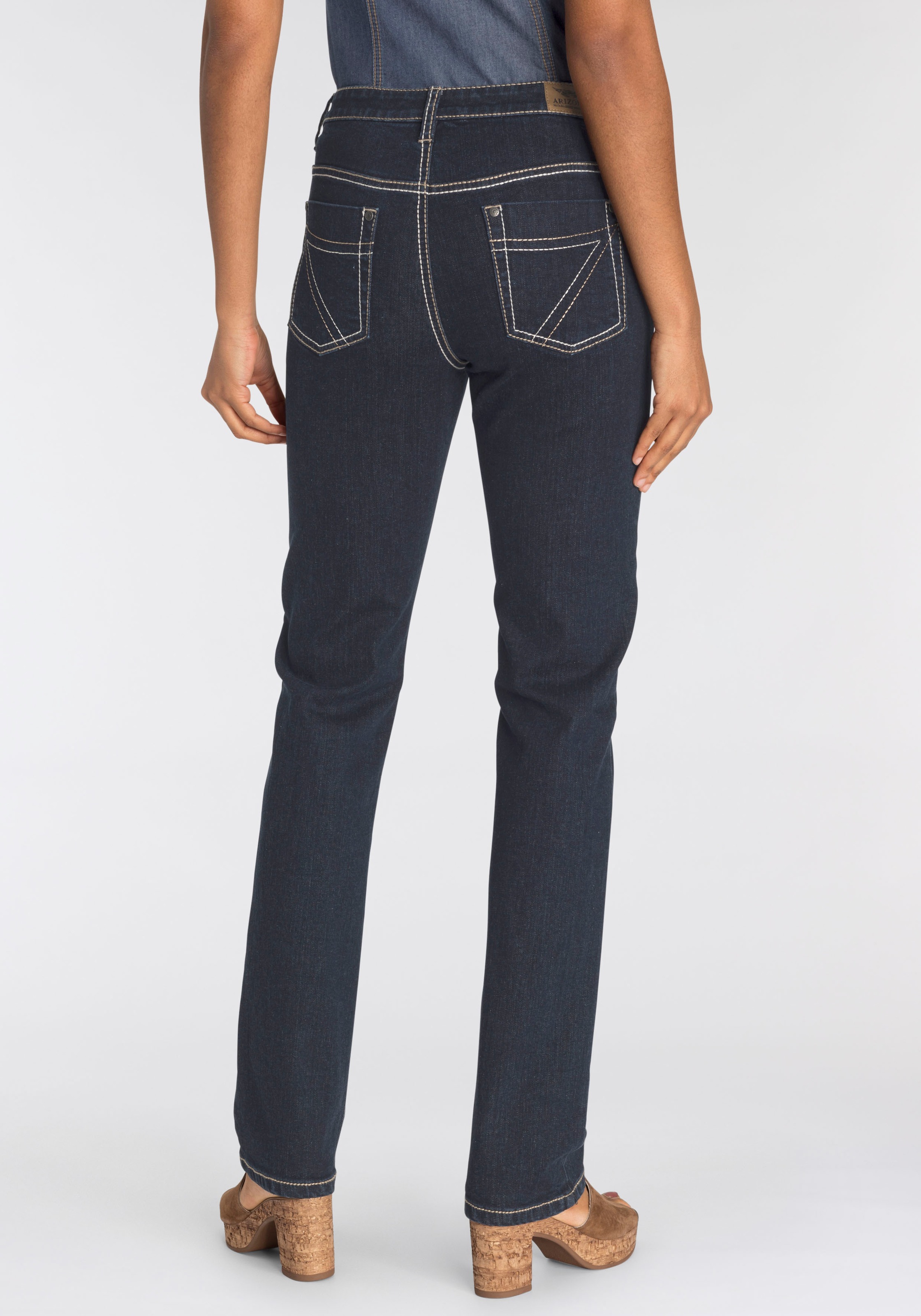 Arizona Gerade bestellen High Kontrastnähten | für mit »Comfort-Fit«, Jeans BAUR Waist