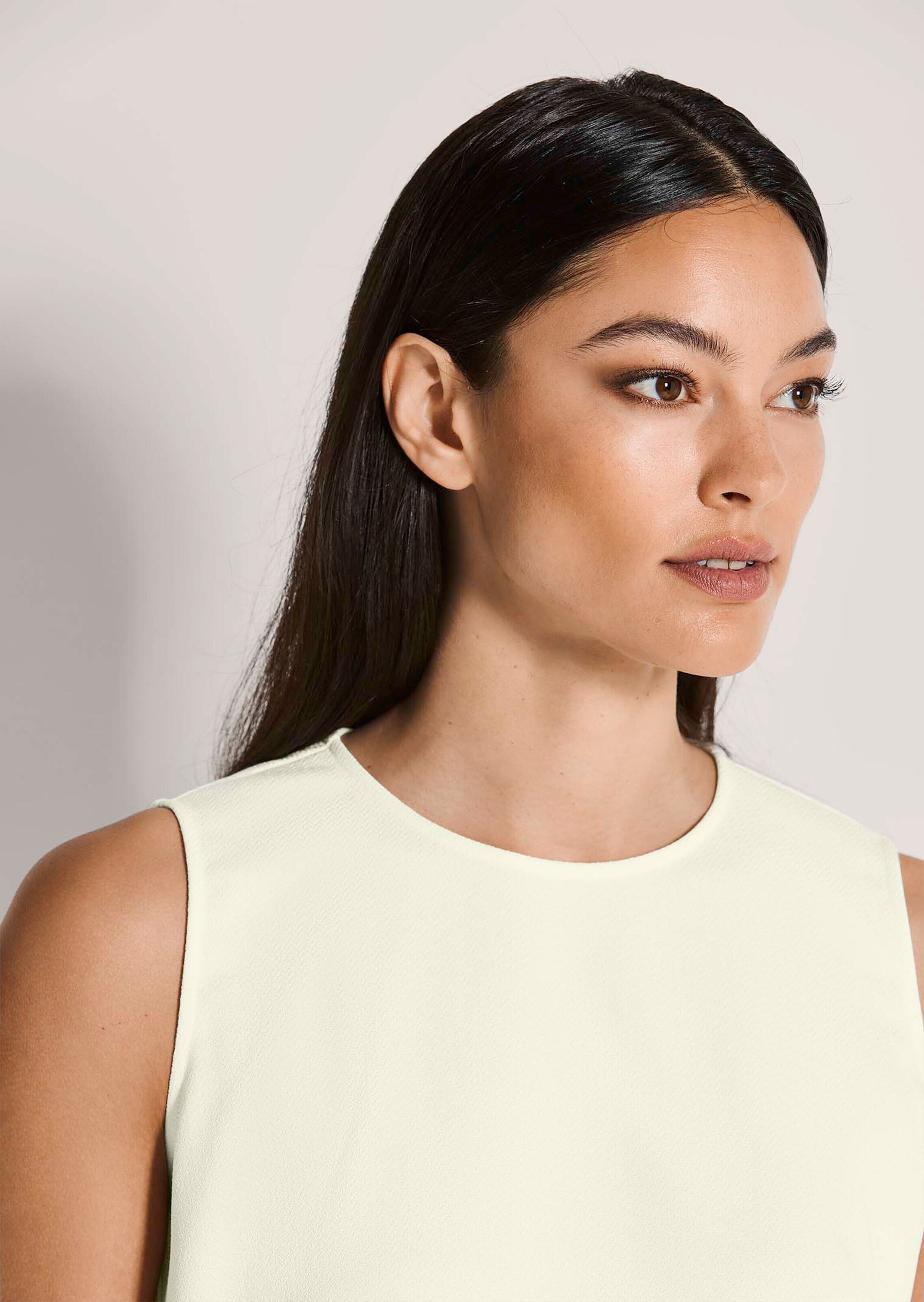 MADELEINE Trägertop »Top Klassisches kurzärmliges Blusentop mit Schlitz« Rückseitiger Schnitt