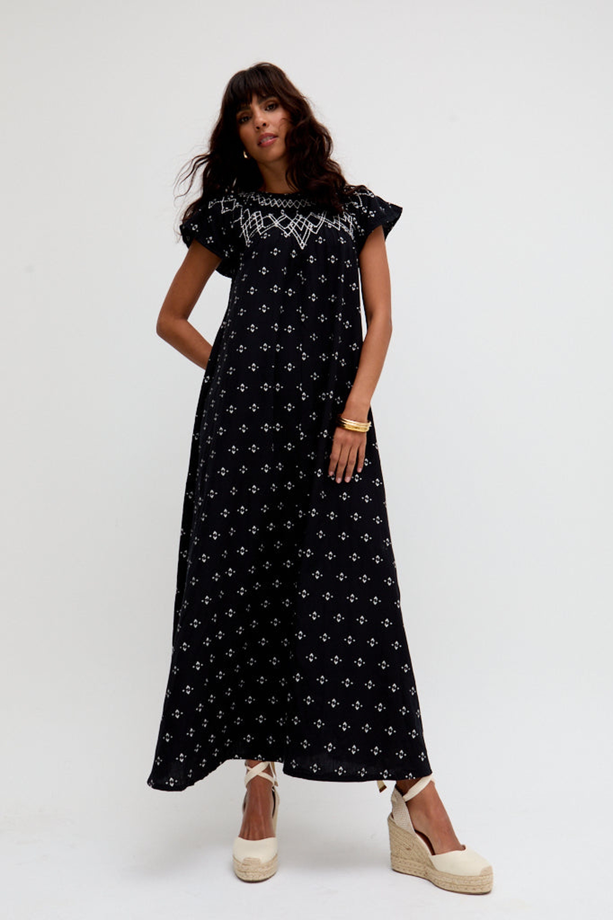 RAFFYA Midikleid »Willow Embroidered Shirring Jacquard Maxi Dress Damen«